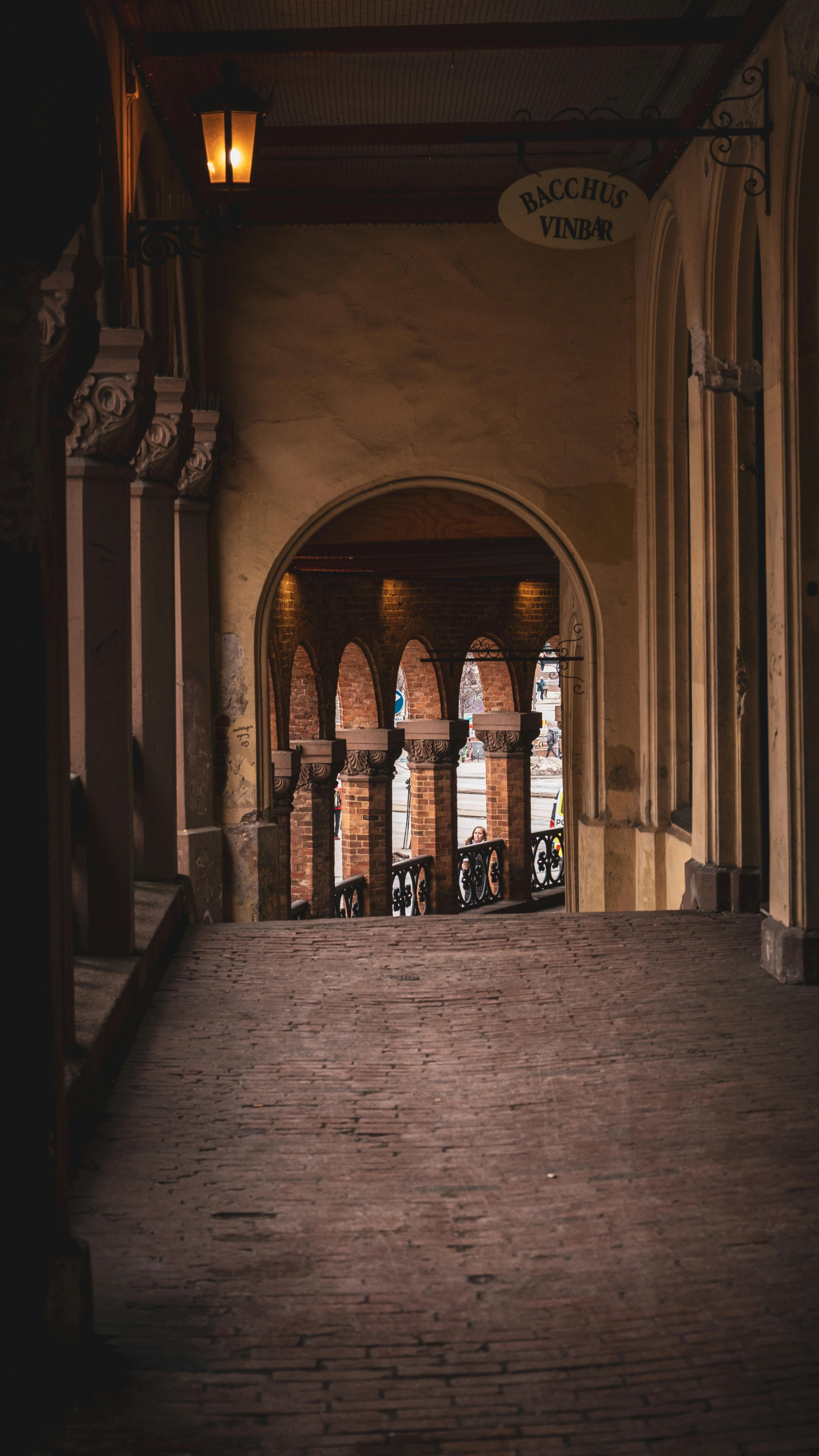 免费 一条充满古朴气息的通道，拱门和灯笼营造出瑞典旧世界的魅力。 素材图片