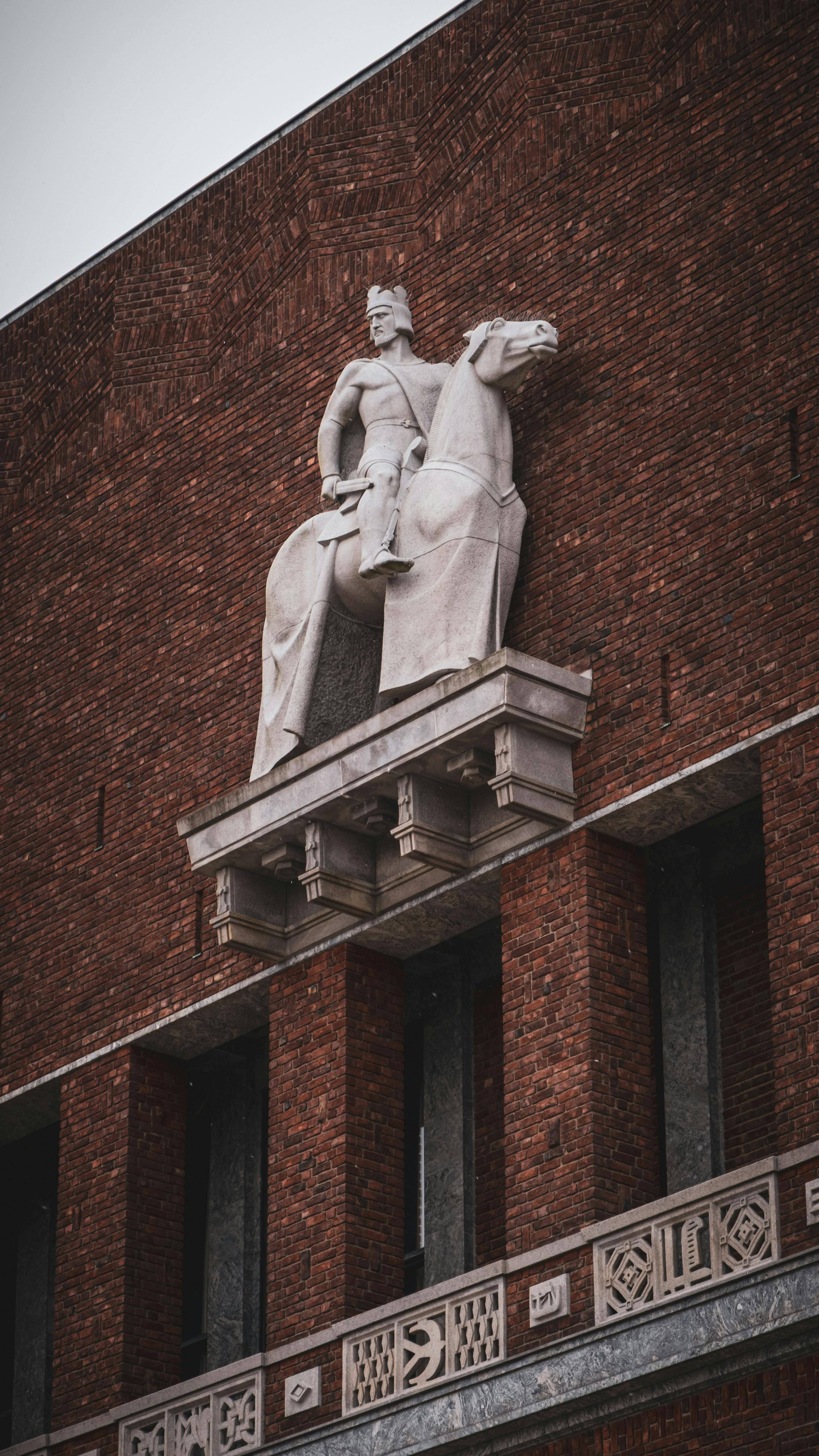 Gratuit O statuie a unei figuri călare pe fațada unei clădiri istorice din Suedia. Fotografie de stoc