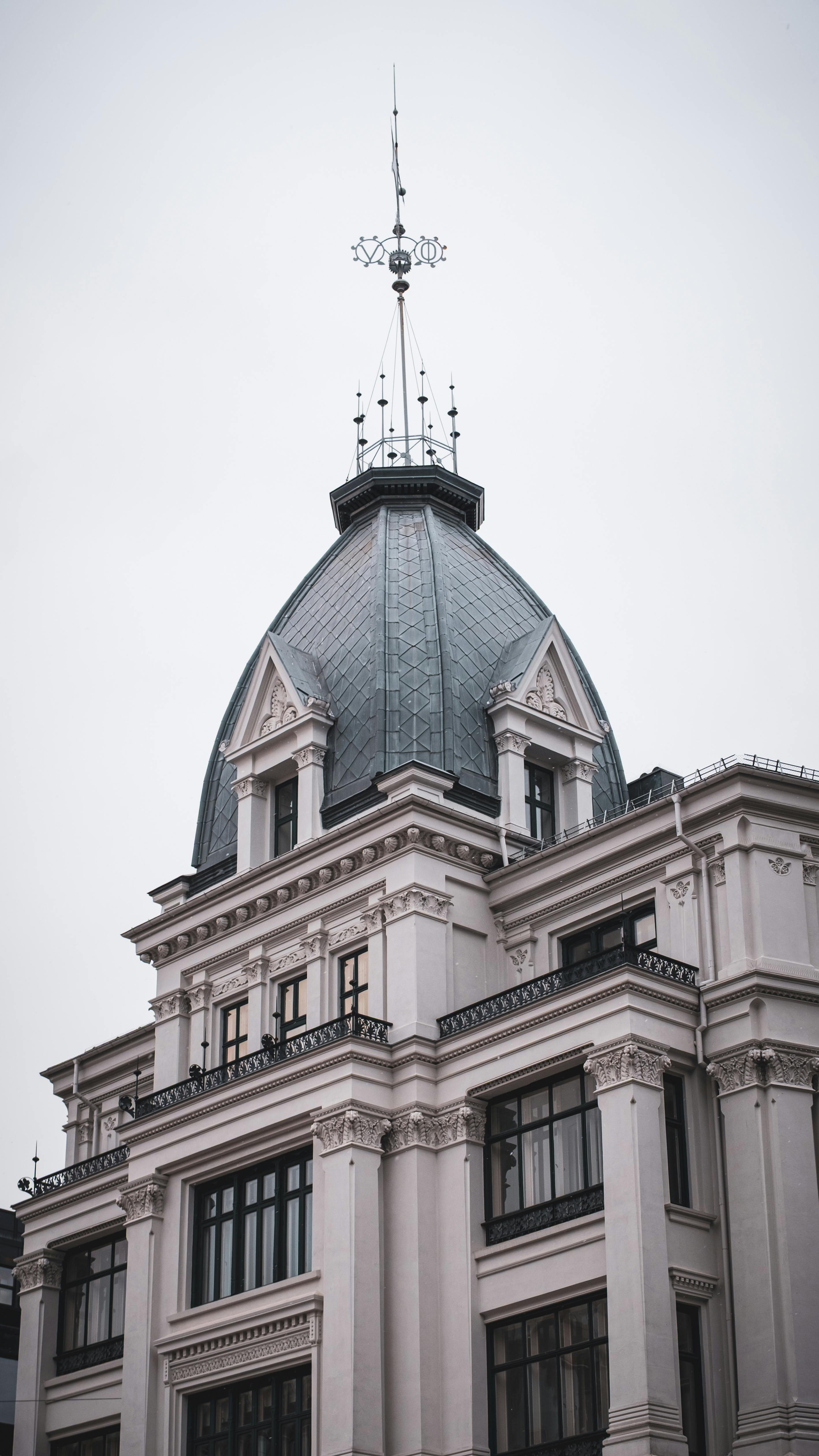 Gratis Edificio blanco clásico con techo abovedado en estilo arquitectónico escandinavo, Suecia. Foto de stock