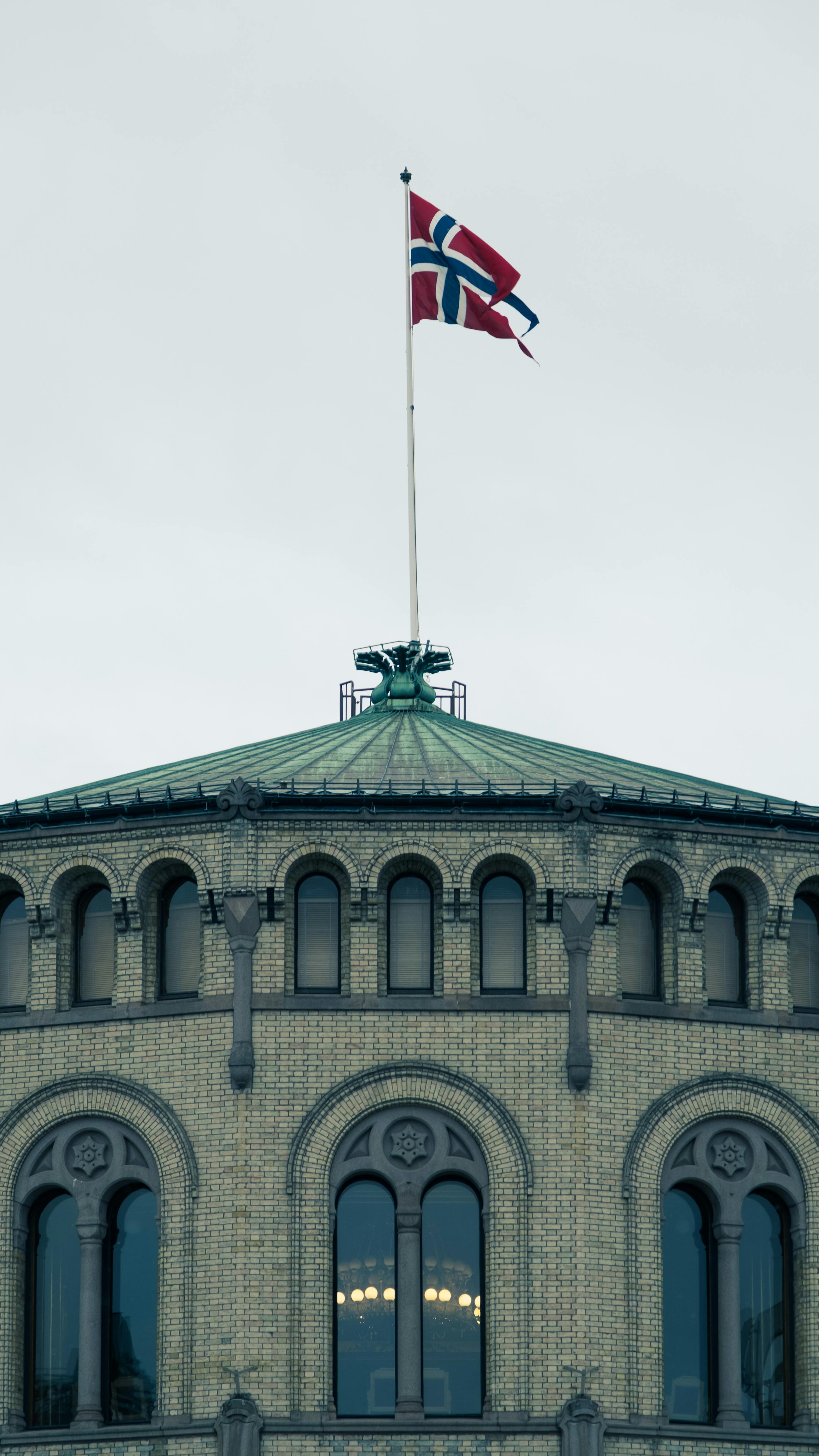 Gratis Klassisk arkitektur med det norske flagget på toppen av en historisk bygning i Sverige. Arkivbilde