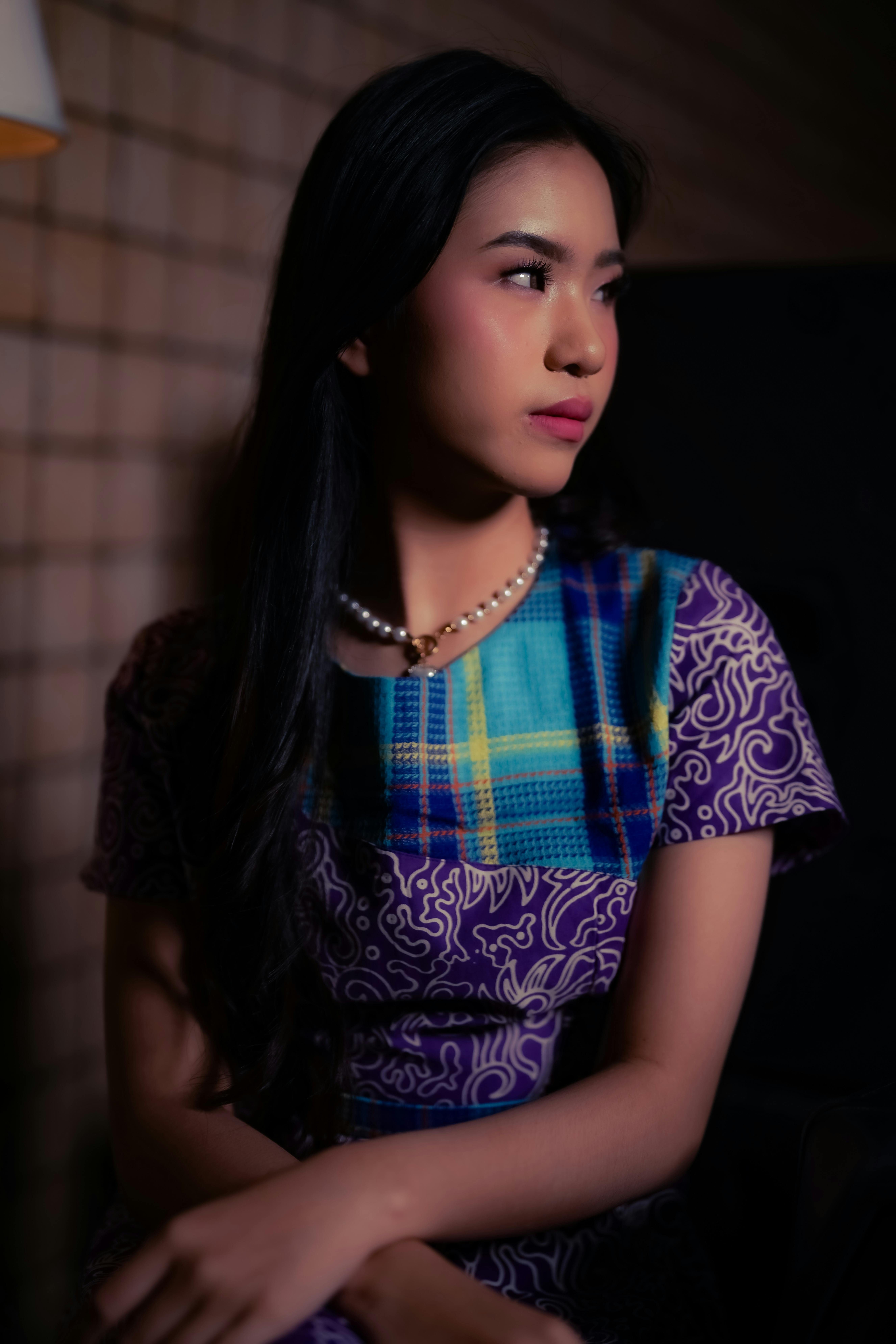 Gratis Ritratto di una donna con un colorato abito batik, Giacarta, Indonesia. Foto a disposizione