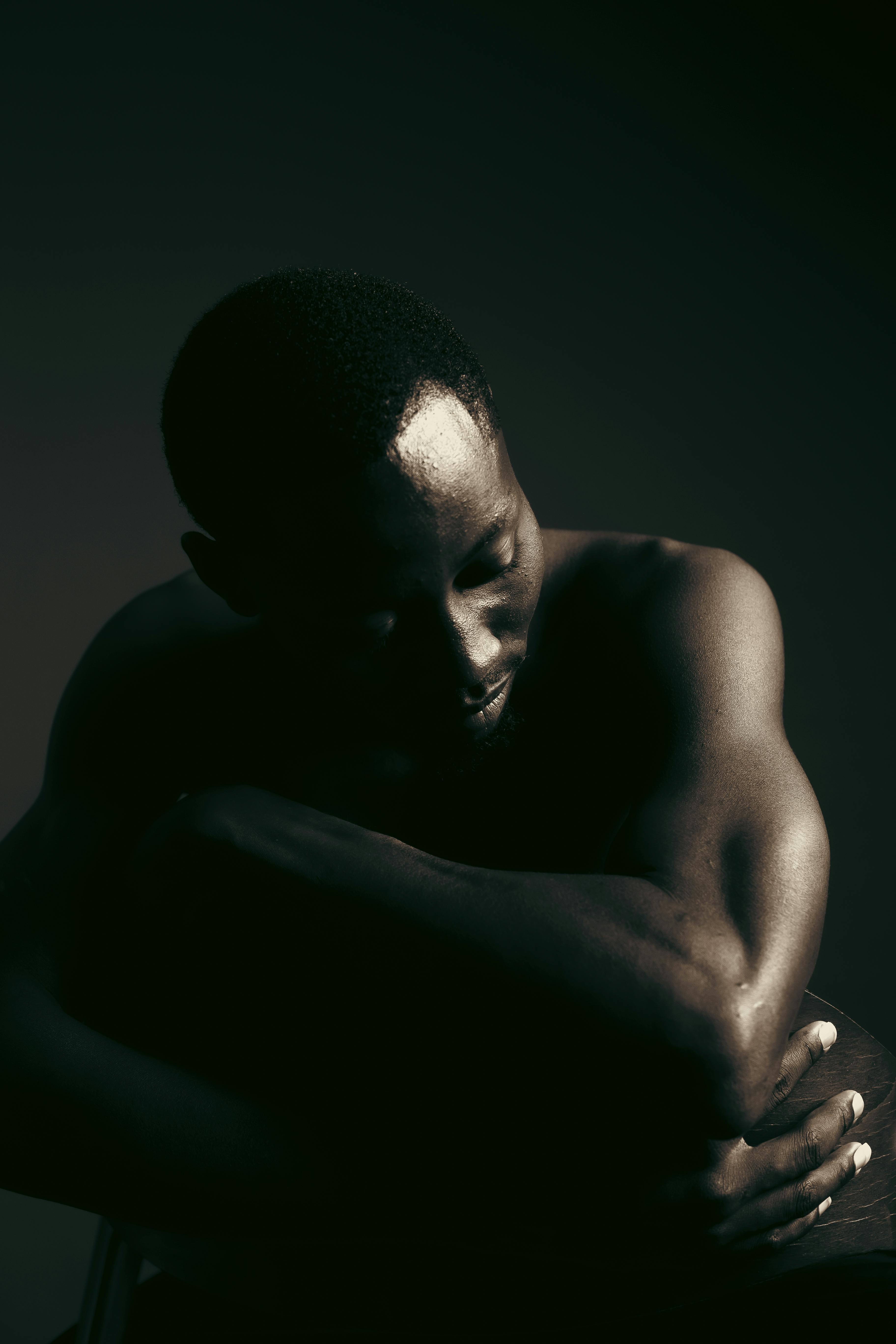 無料 ドラマチックな照明で瞑想的な雰囲気を捉えた芸術的なポートレート。 写真素材