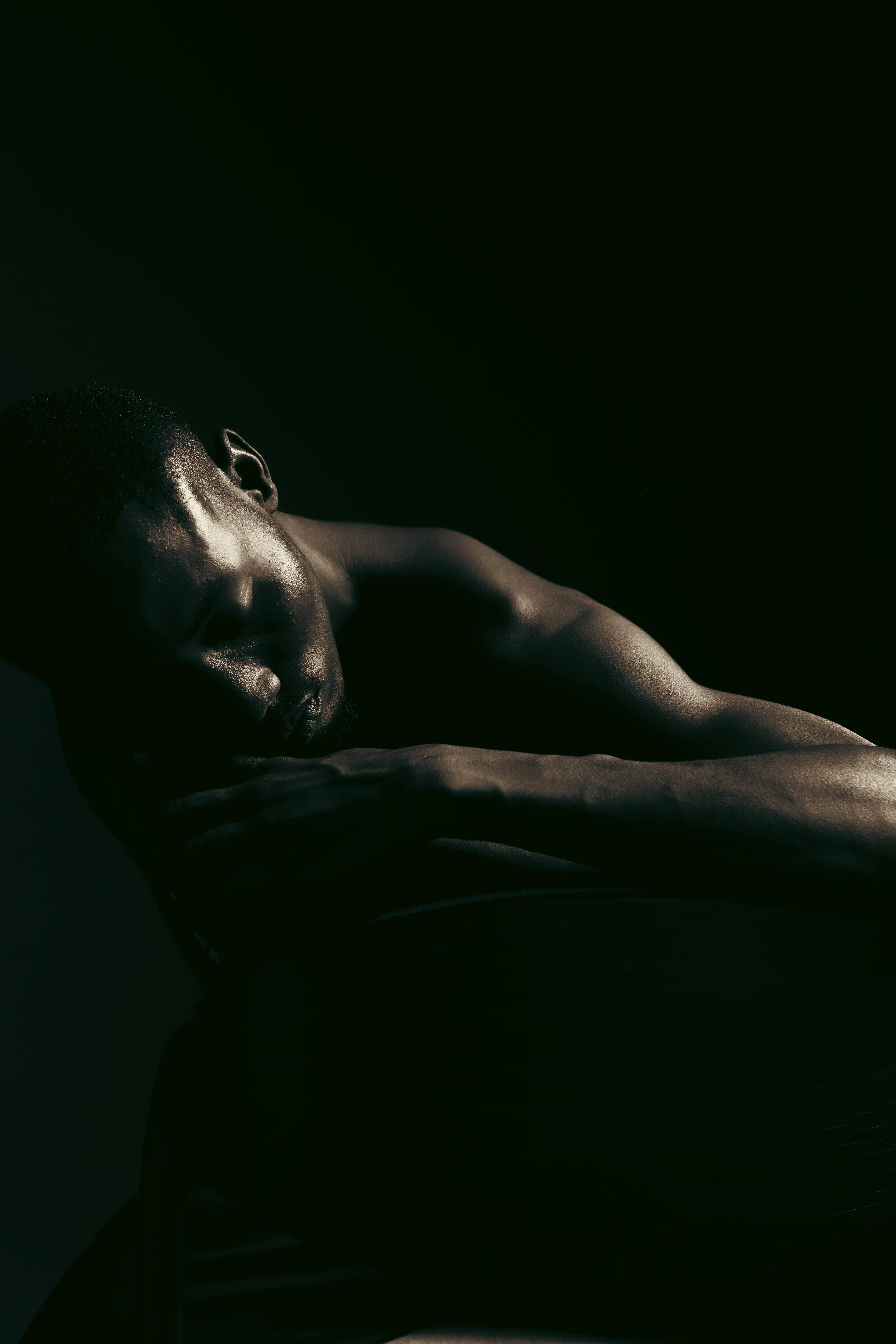 Gratis Ritratto artistico che cattura lo stato d'animo contemplativo di un uomo in una luce drammatica. Foto a disposizione