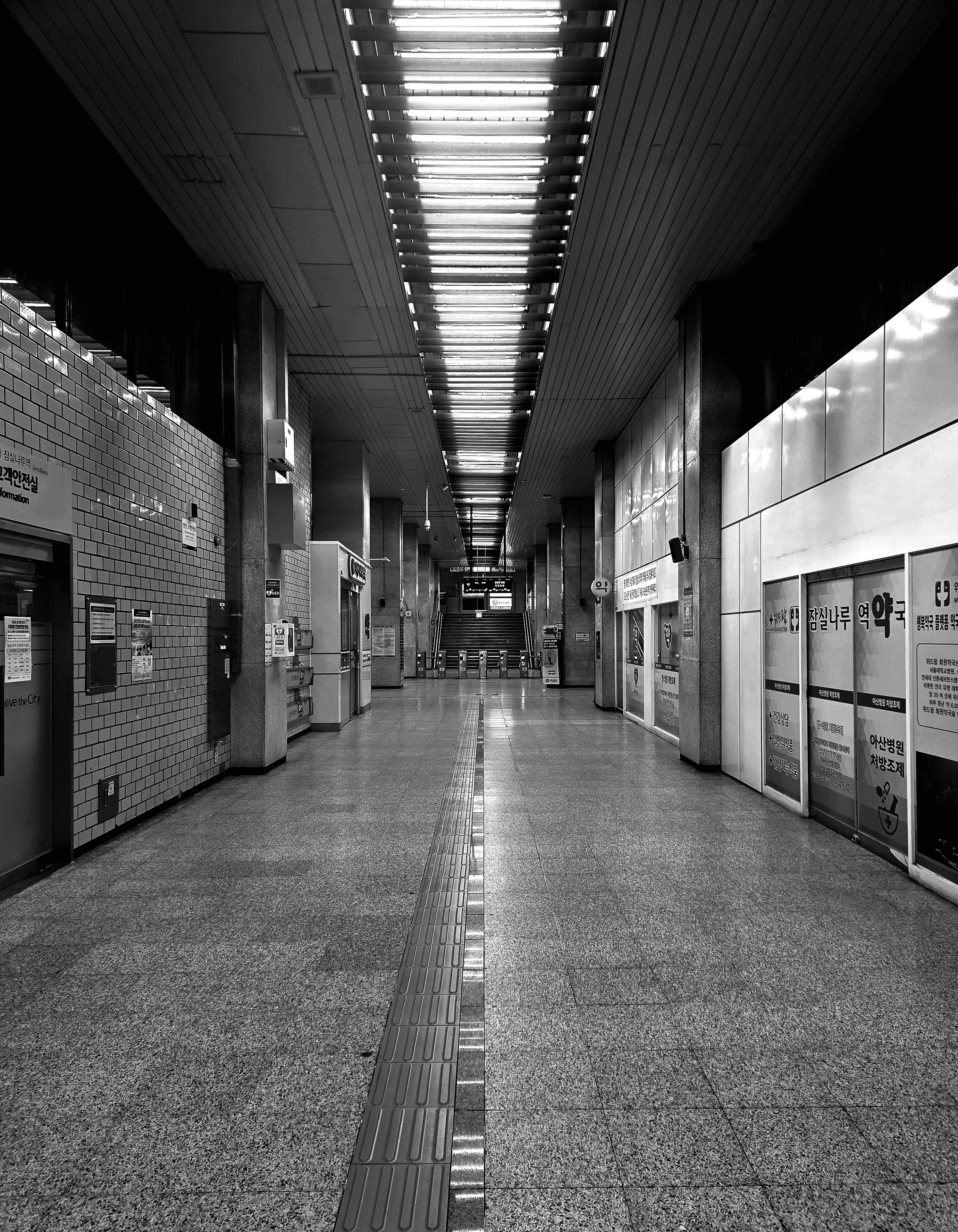 Gratis Una fotografía en blanco y negro de un espacioso pasillo del metro en Seúl, Corea del Sur. Foto de stock