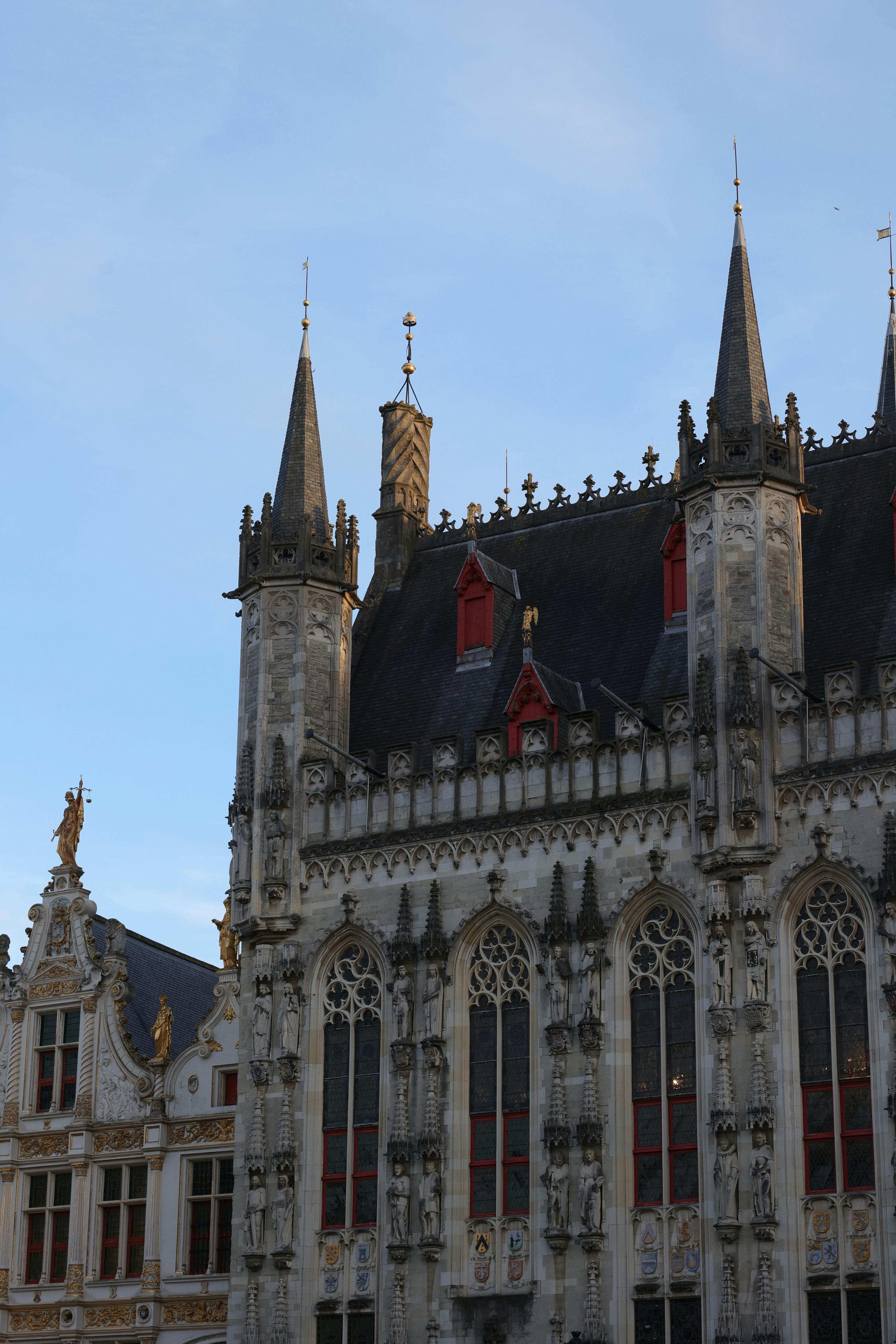 Gratis Keindahan arsitektur Gotik Bruges, Belgia, diabadikan dalam cahaya senja. Foto Stok