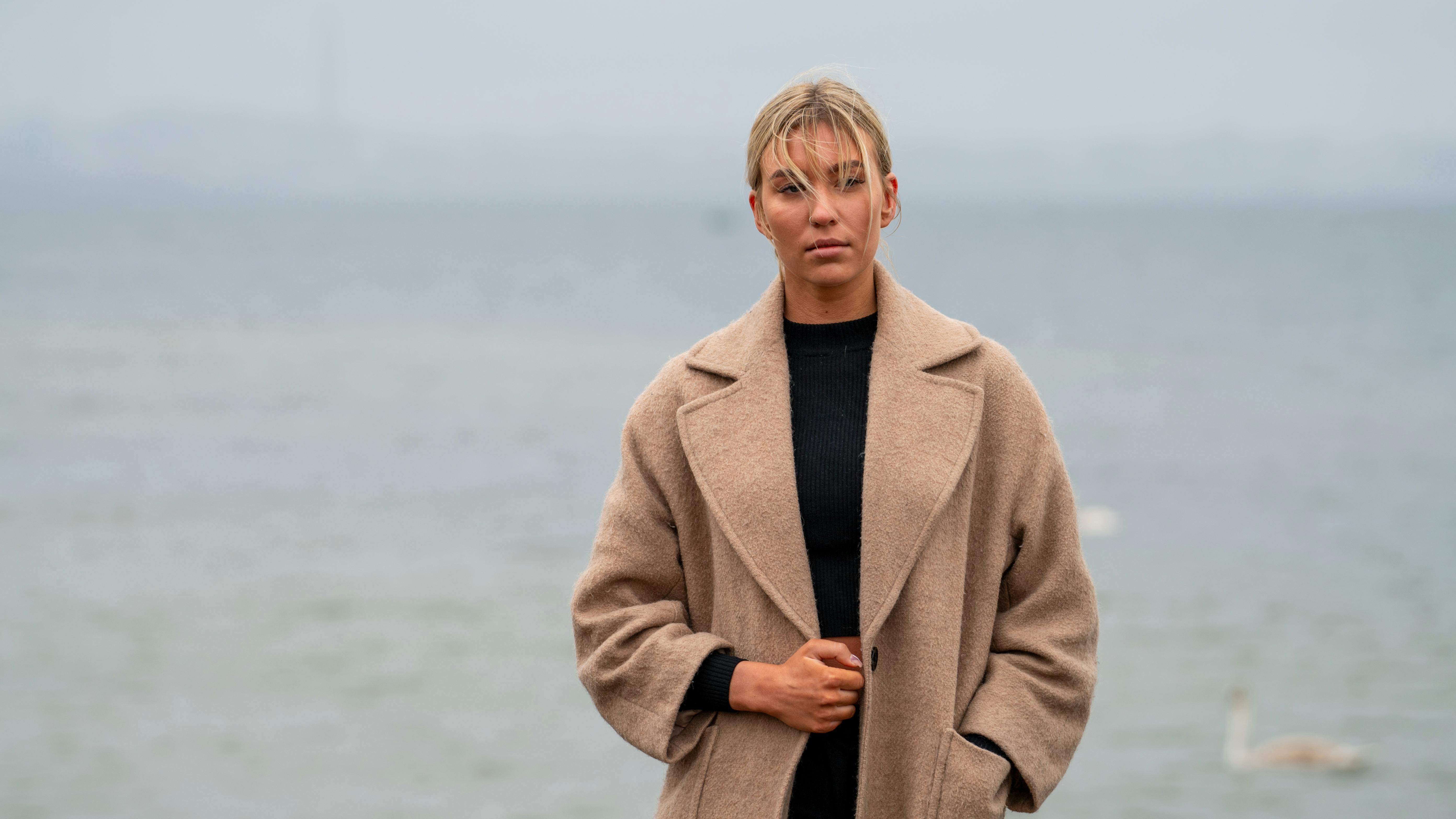 Zadarmo Fotobanka s bezplatnými fotkami na tému Baltské more, béžový kabát, blondínka Fotka z fotobanky