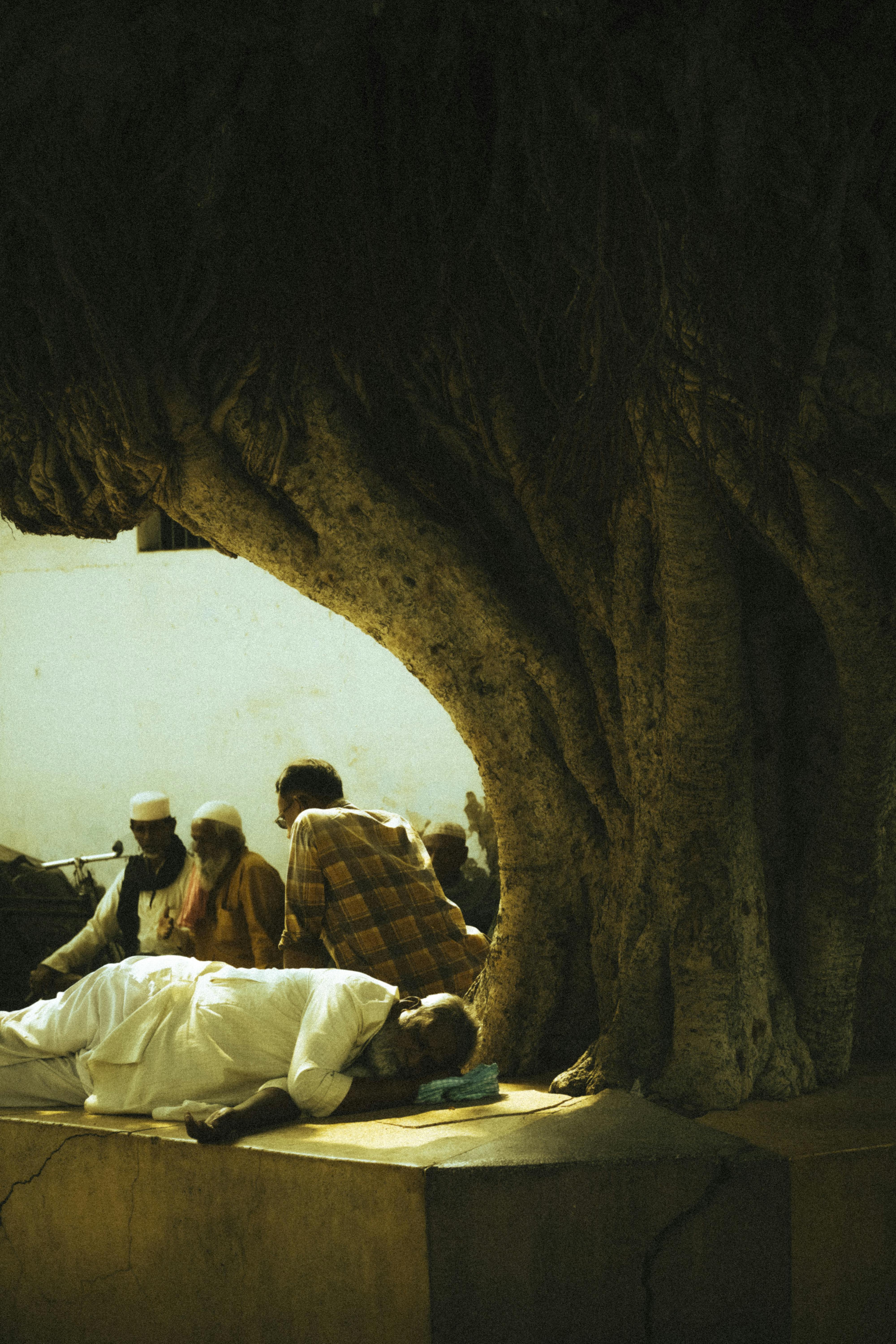 Gratis Uformelt motiv med mennesker i Burhanpur, India, som hviler under et banyantre som foreviger lokal kultur. Arkivbilde