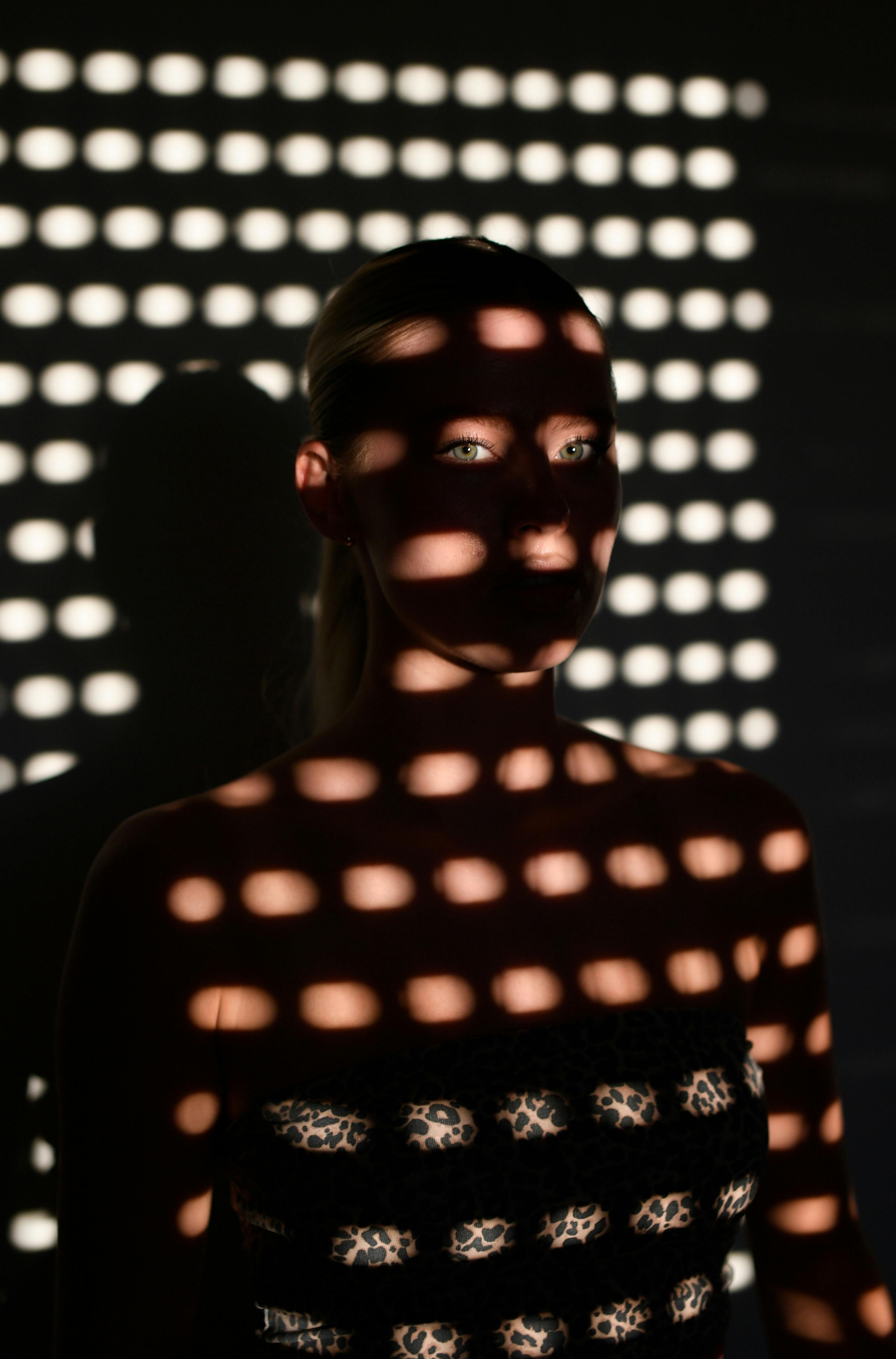 Gratis Stemningsfullt portrett av en blond kvinne i dramatisk belysning med leopardmønster i Marbella. Arkivbilde