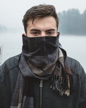 一名年轻人在户外，穿着冬装、戴着围巾的肖像