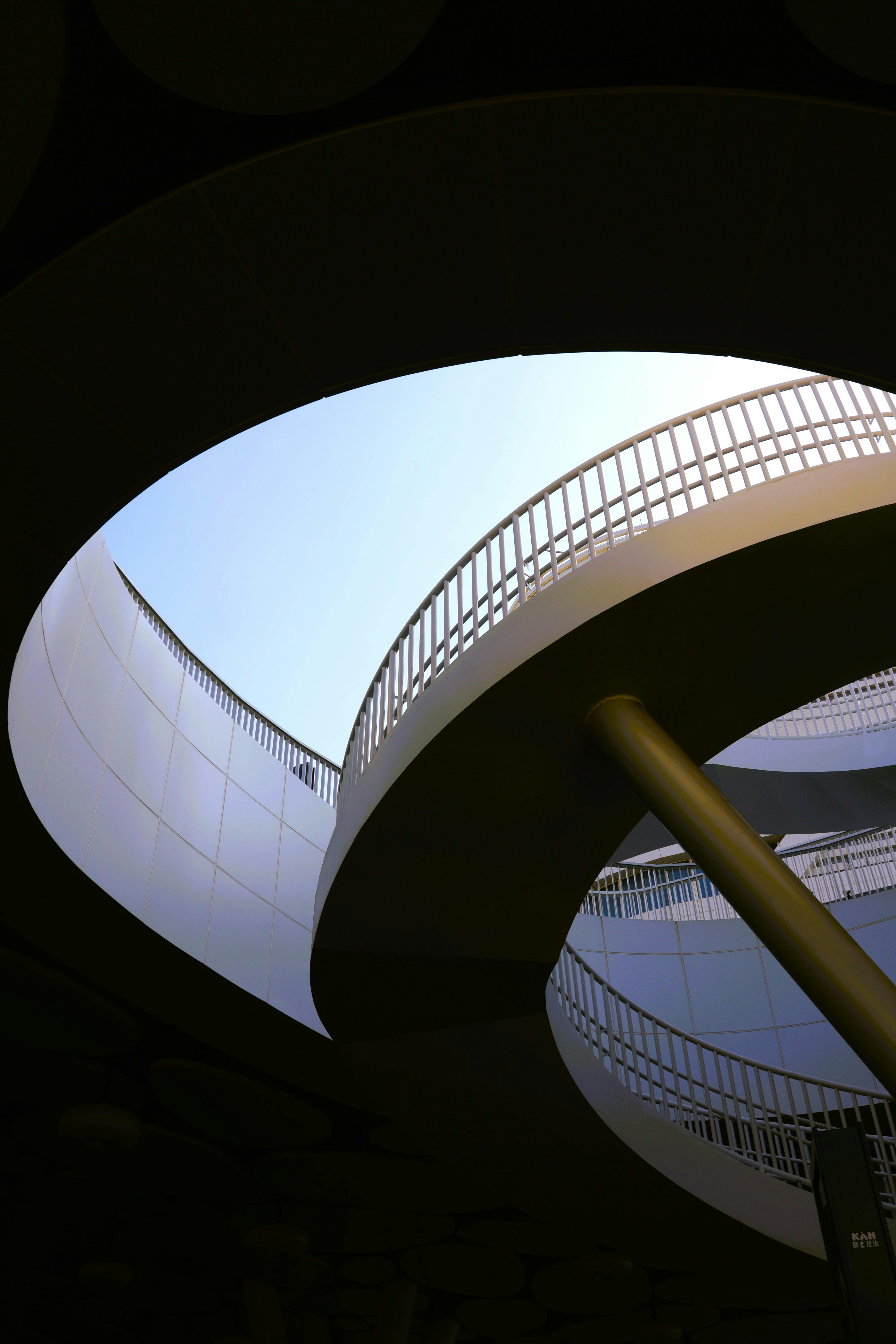 ฟรี ภาพอันน่าประทับใจของบันไดวนทรงทันสมัยในบรรยากาศเมืองของไต้หวัน คลังภาพถ่าย