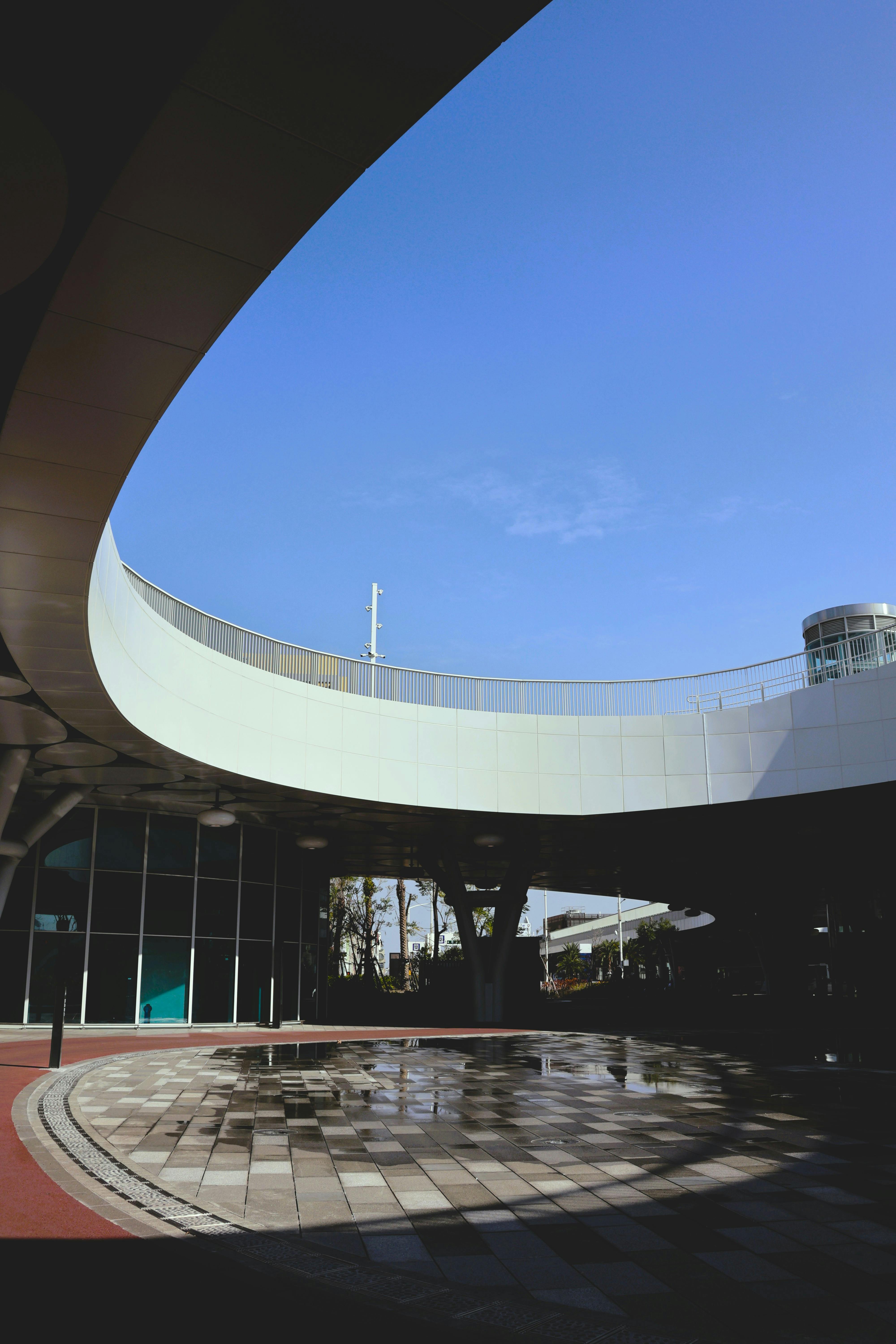 免费 台湾当代城市建筑以流畅的曲线和开阔的天空为特色。 素材图片