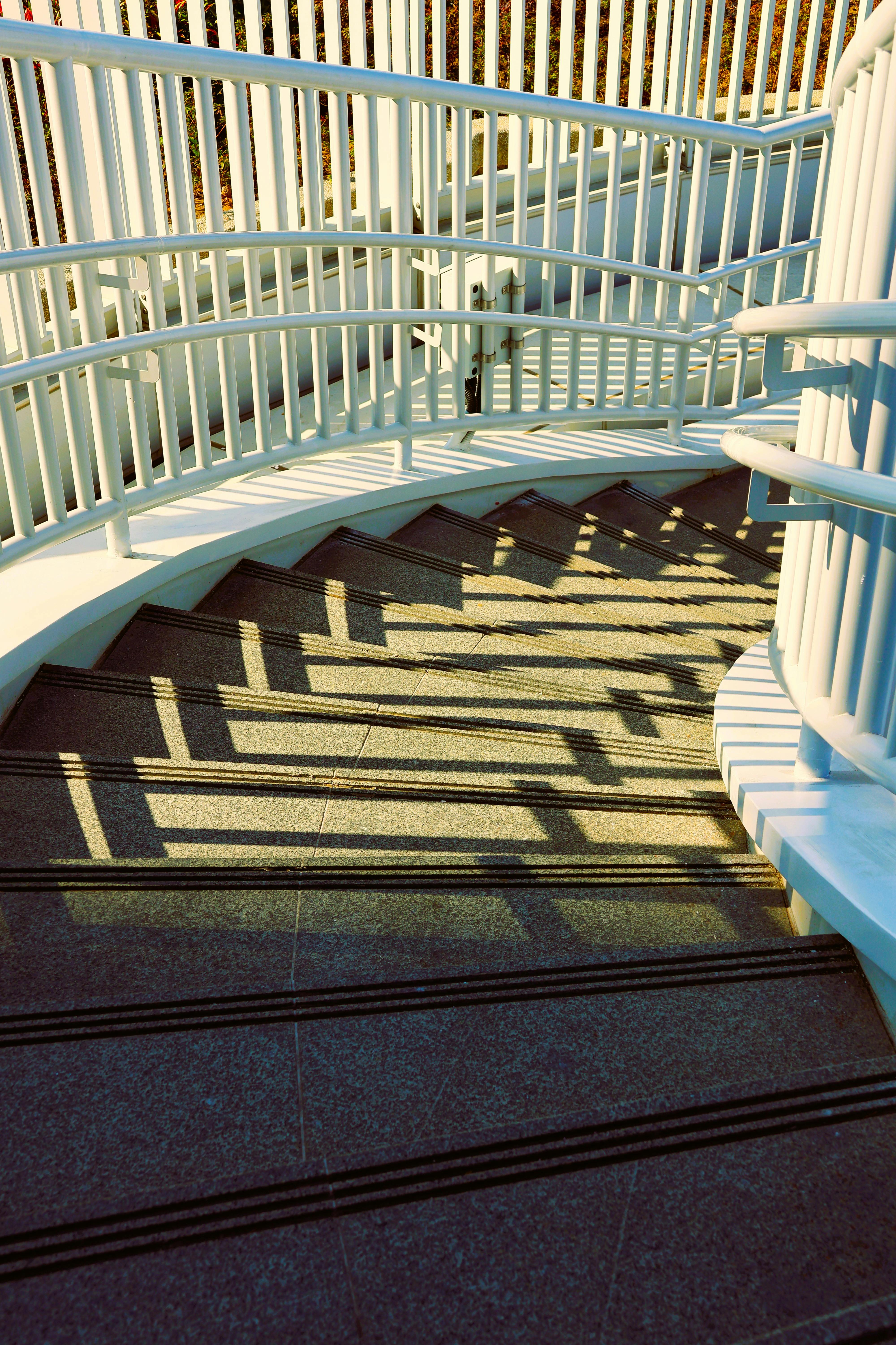 bezplatná Zakřivené bílé točité schodiště s dramatickými stíny na Tchaj-wanu. Ideální pro architektonické motivy. Základová fotografie