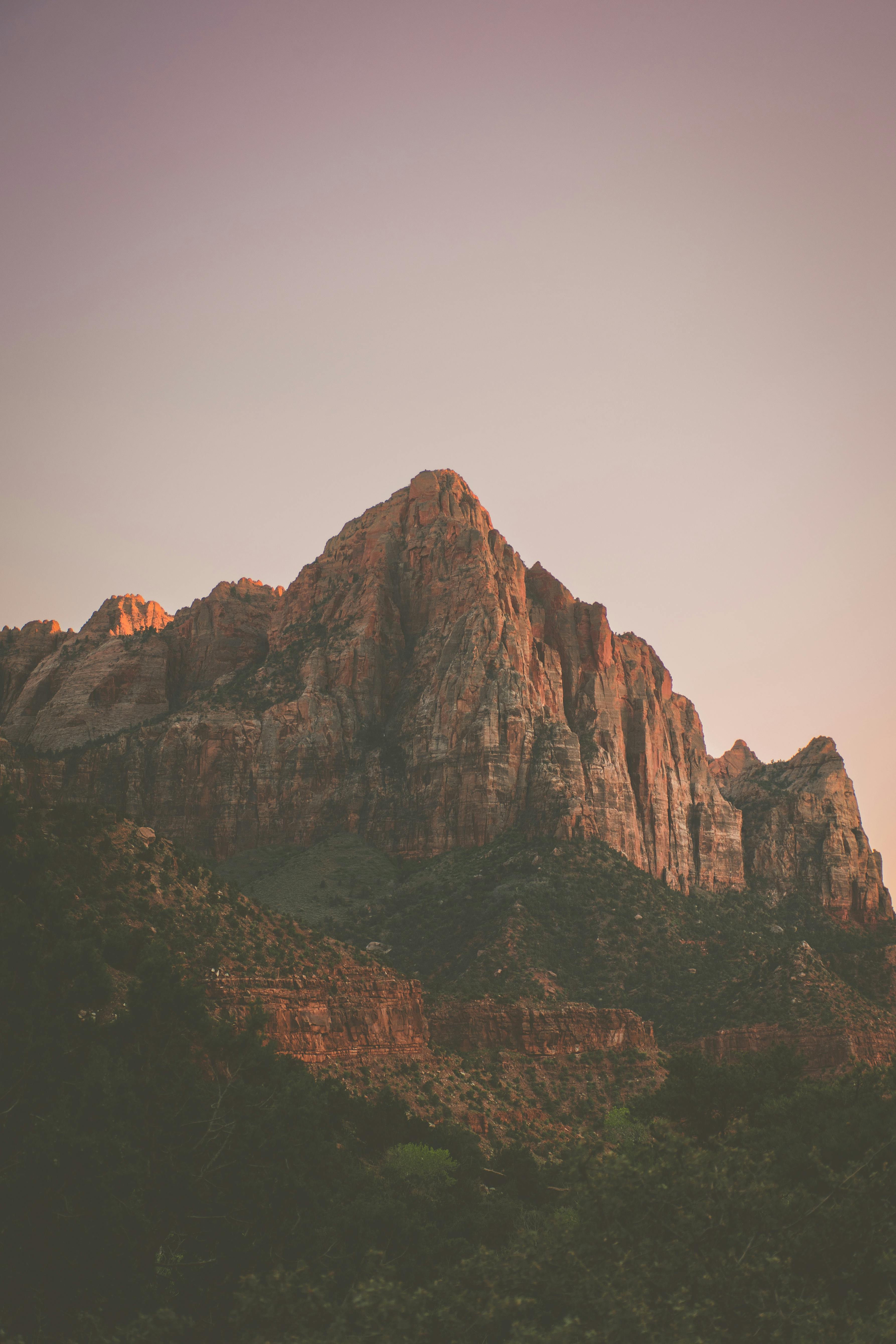 無料 晴れた空と夕暮れ時のザイオン国立公園の山のドラマチックな景色。 写真素材