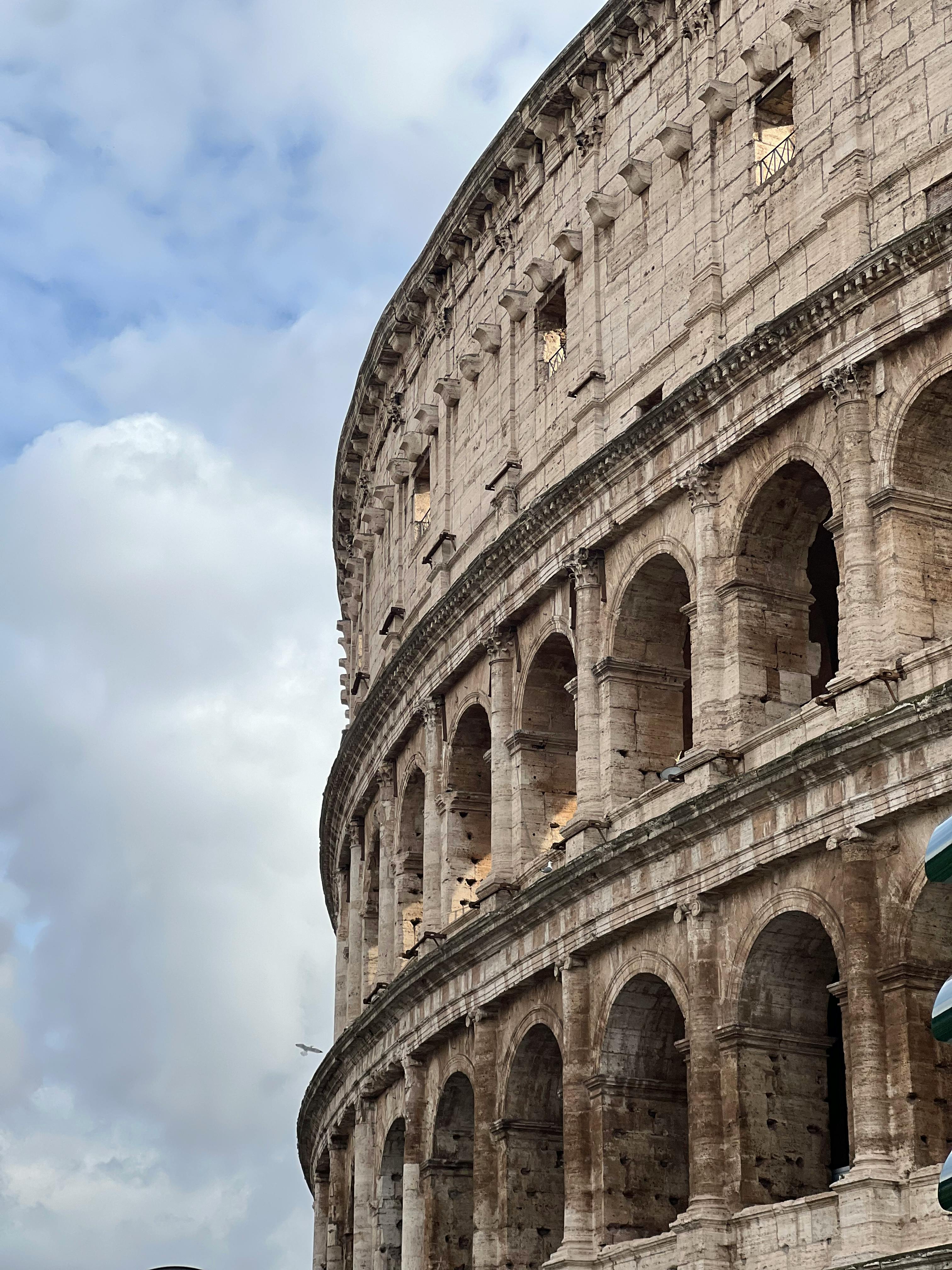 Gratis Fantastisk sideutsikt over det historiske Colosseum i Roma, under en lys himmel. Arkivbilde