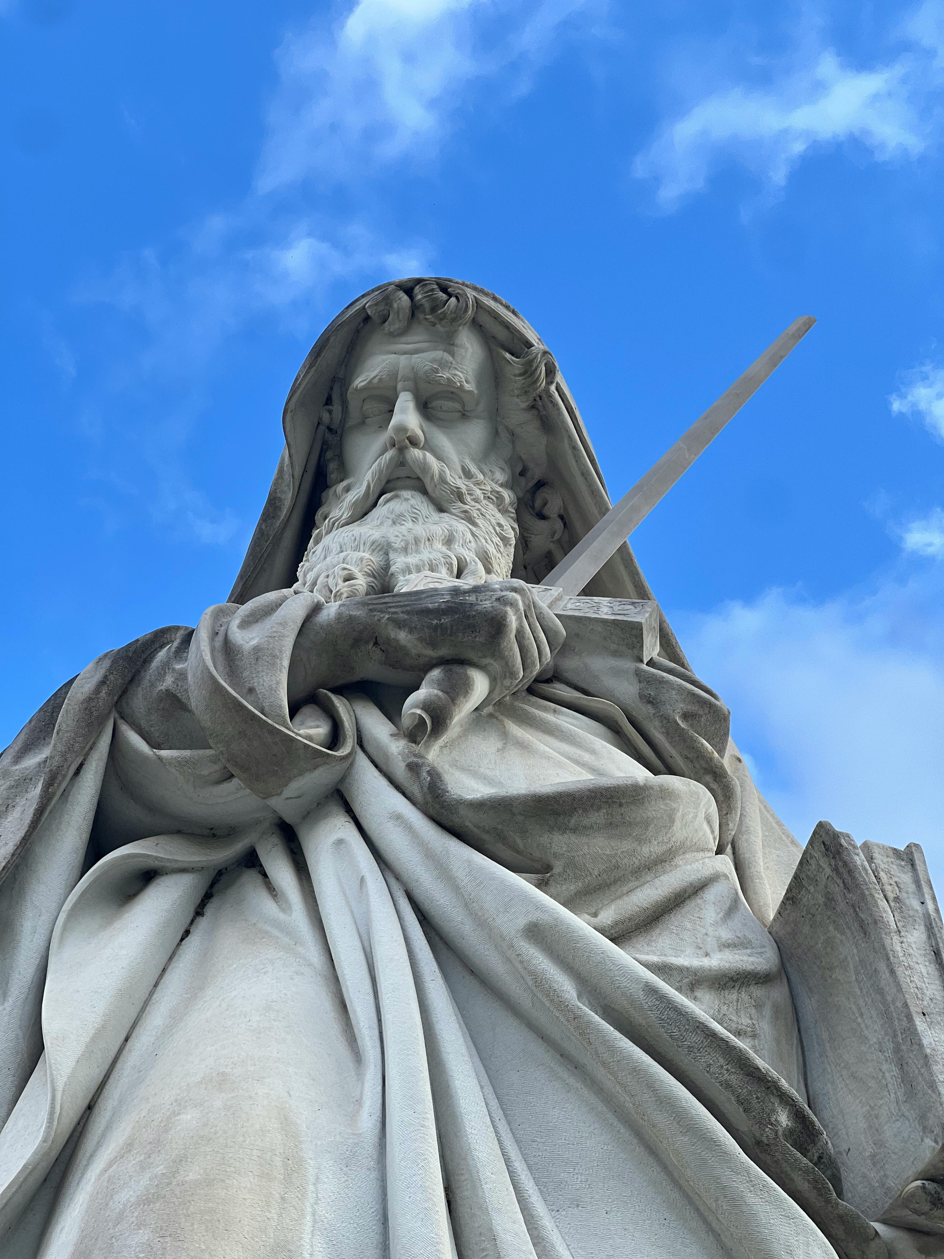 Безкоштовне Низький кут зору величної римської статуї з мечем на тлі яскравого блакитного неба в Римі, Італія. стокове фото