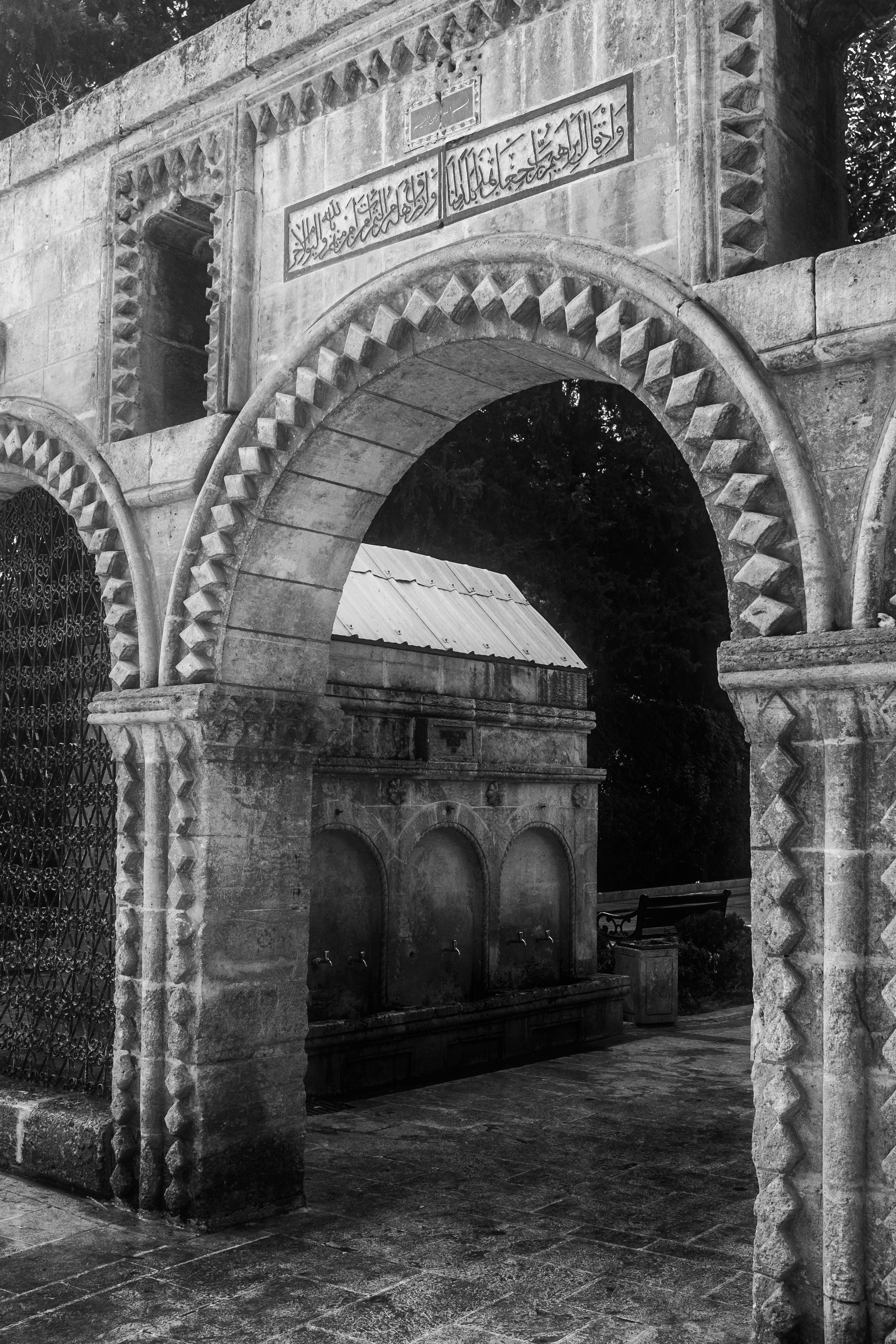 Gratis Sort-hvidt foto af en historisk stenbygning med udsmykkede buer og reliefudskæringer. Lagerfoto