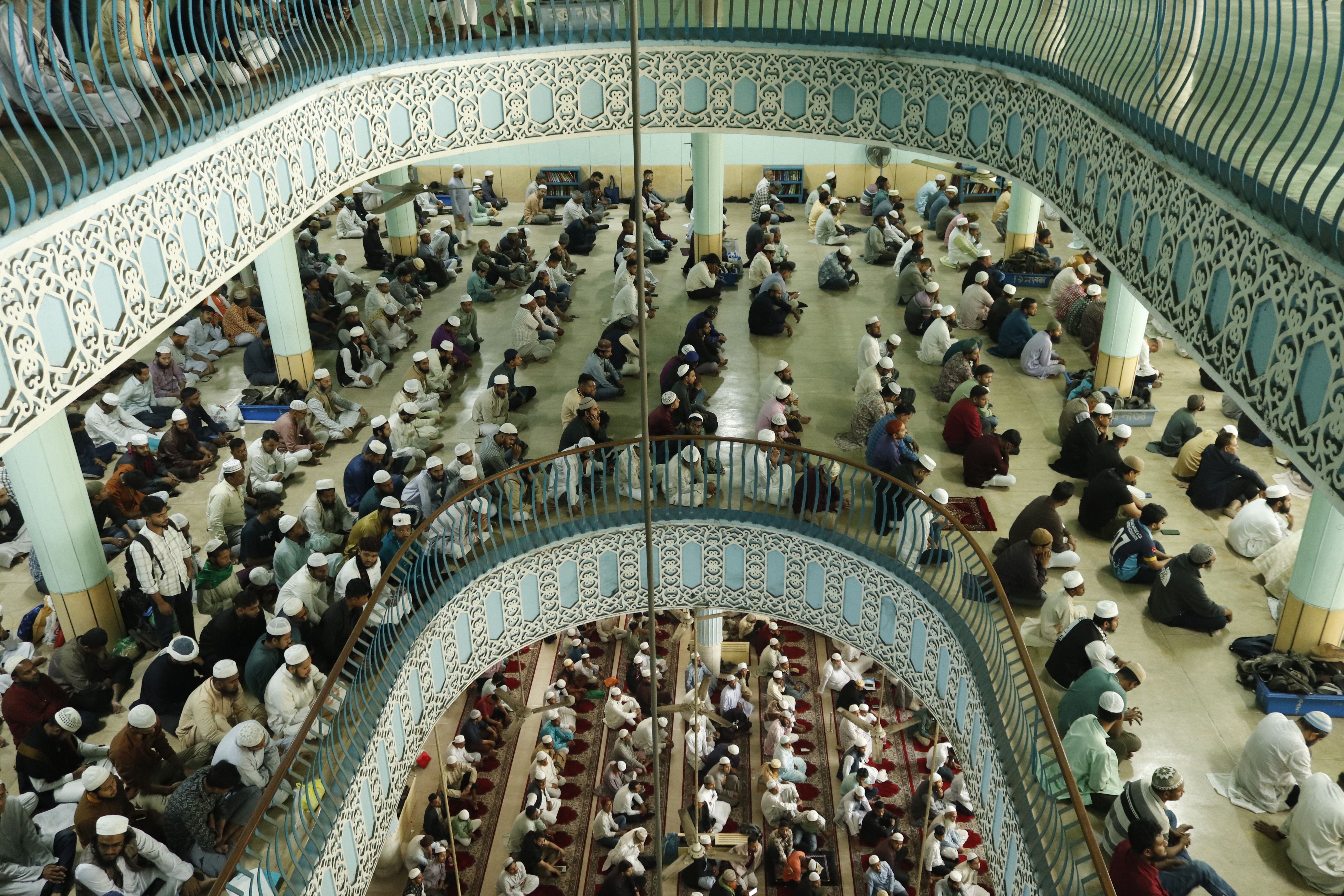 Spiritual Gathering in Intricate Mosque Interior · Free Stock Photo