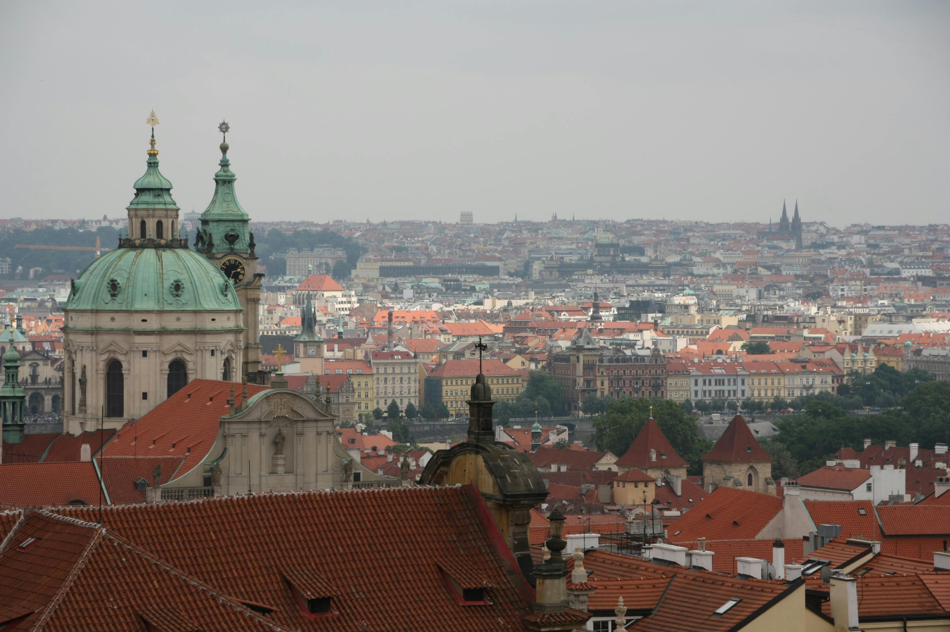 Gratis En fantastisk utsikt over Prahas ikoniske arkitektur med bygninger med røde tak og historiske kirker. Arkivbilde