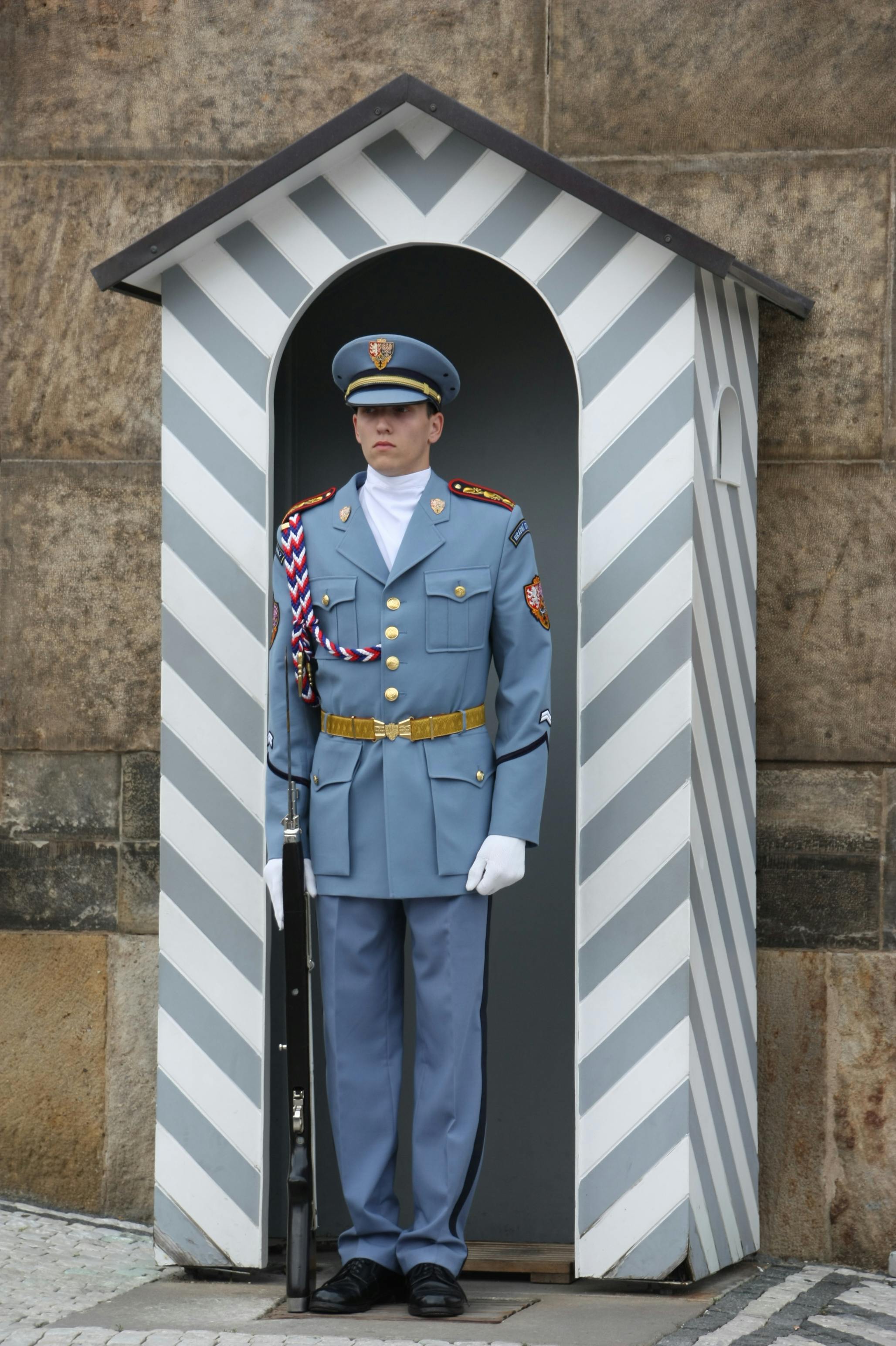 Zadarmo Slávnostná stráž stojaca na Pražskom hrade v tradičnej uniforme, ktorá predstavuje európske dedičstvo. Fotka z fotobanky