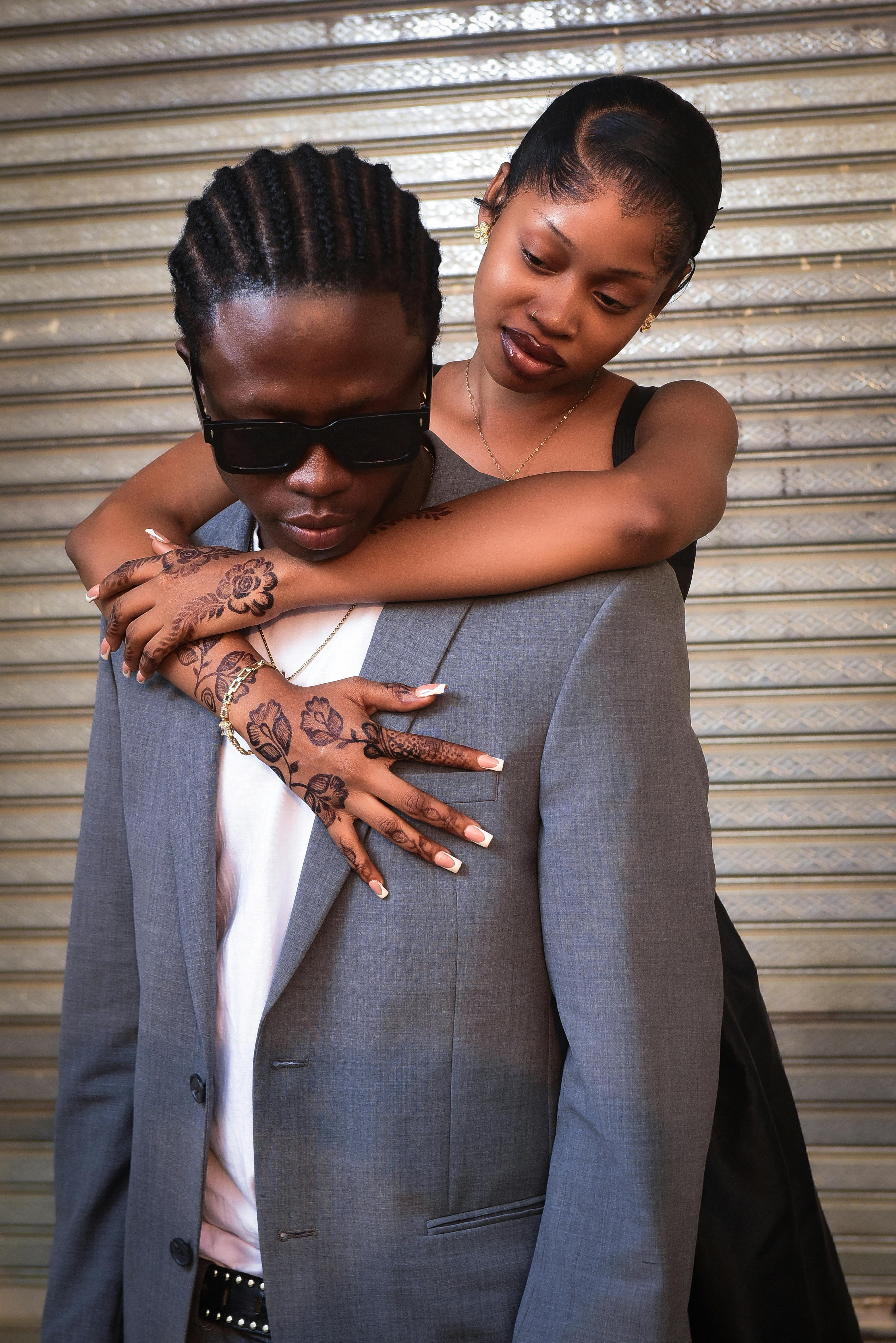 免费 一对时尚情侣身处都市，展示着他们的时尚品味和海娜纹身。 素材图片