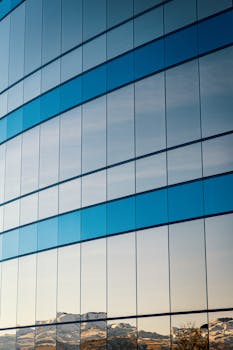 光滑的玻璃立面映照出周围的景观，展现了现代建筑的特色