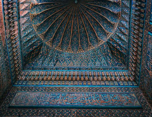 Free Intricate geometric patterns and calligraphy adorn this Islamic ceiling in Bursa, Türkiye. Stock Photo