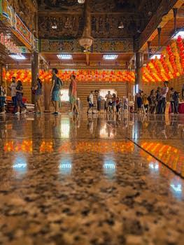 寺庙内装饰着灯笼，游客众多，充满活力，文化氛围和建筑特色尽收眼底