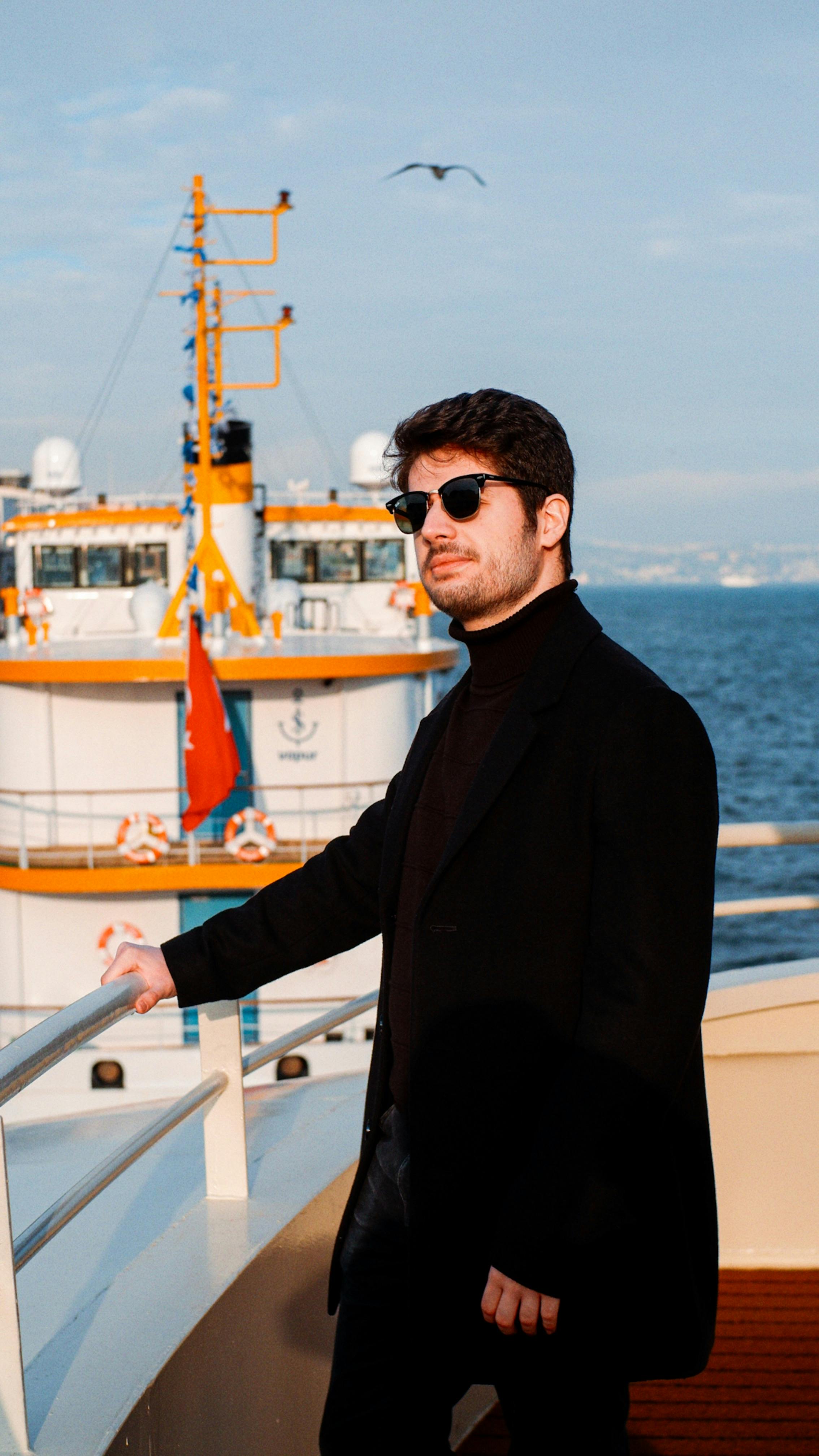 Gratis Mann med solbriller på en ferge i Istanbul. Lys dag med Bosporos i bakgrunnen. Moderne stil. Arkivbilde