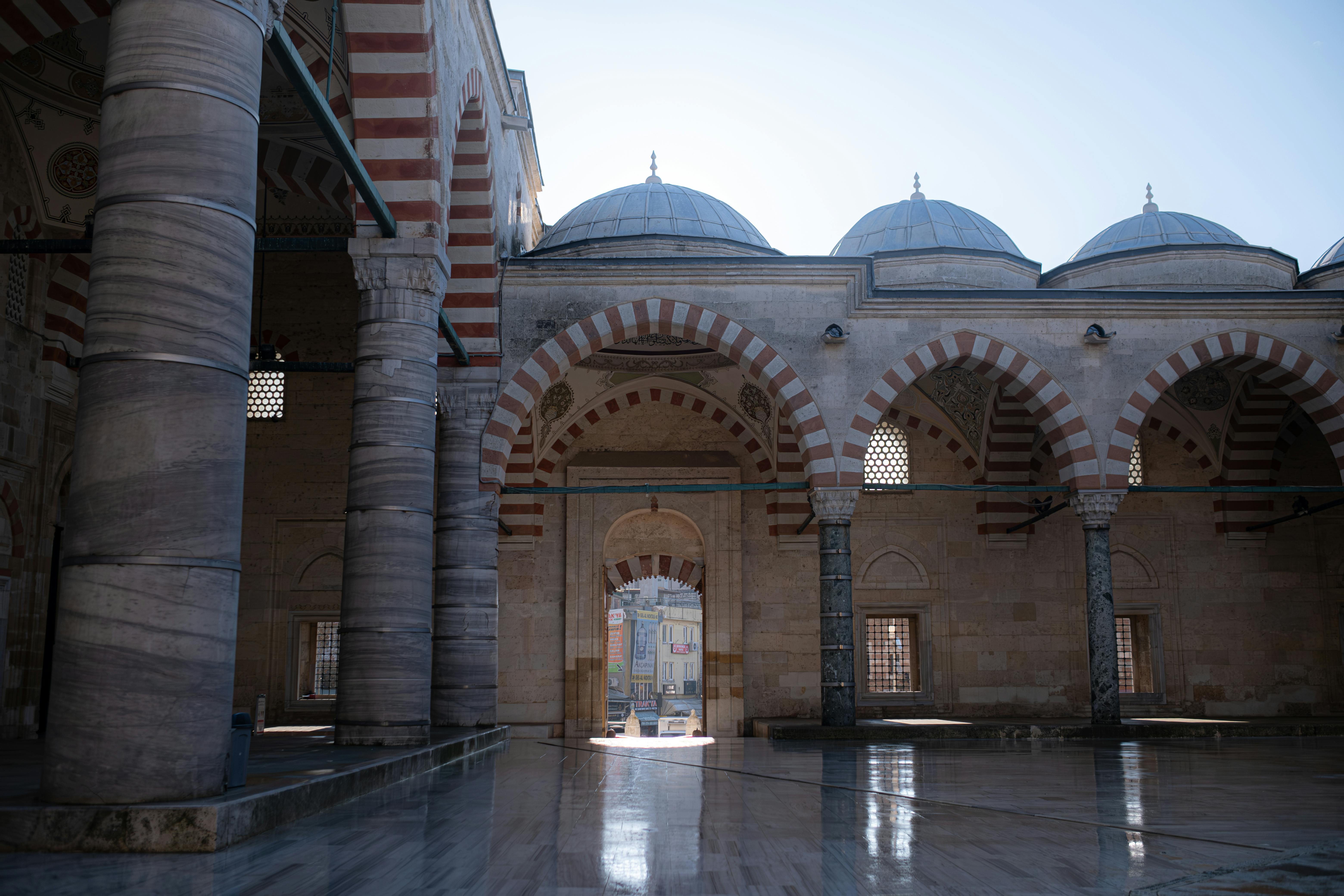 Δωρεάν Αρχιτεκτονική άποψη του εσωτερικού του τζαμιού Selimiye με τις καμάρες και τους θόλους στην Αδριανούπολη, Τουρκία. Φωτογραφία από στοκ φωτογραφιών