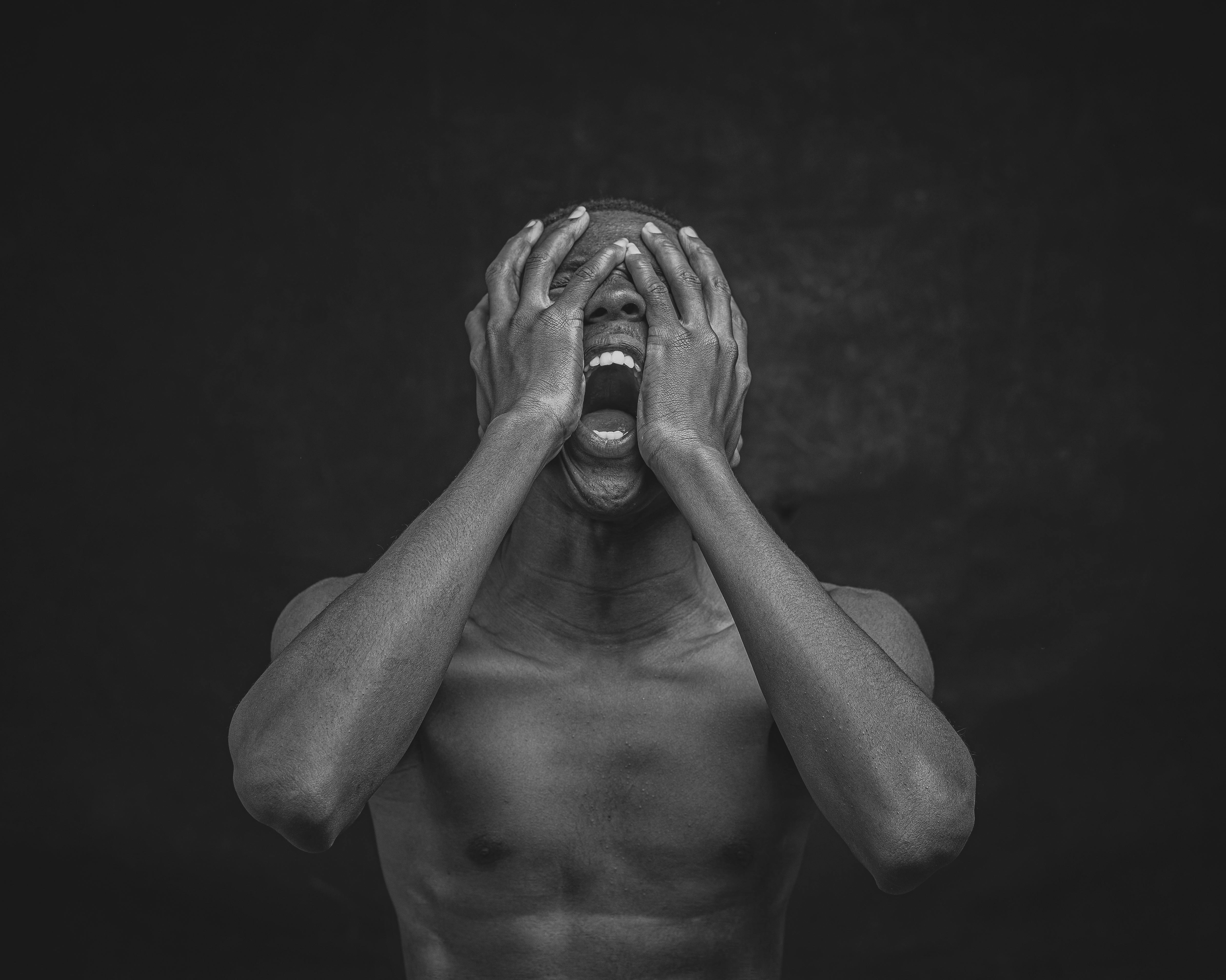 Miễn phí Một bức chân dung đen trắng đầy sức mạnh, ghi lại cảm xúc chân thực và sự tuyệt vọng của một người đàn ông. Ảnh lưu trữ