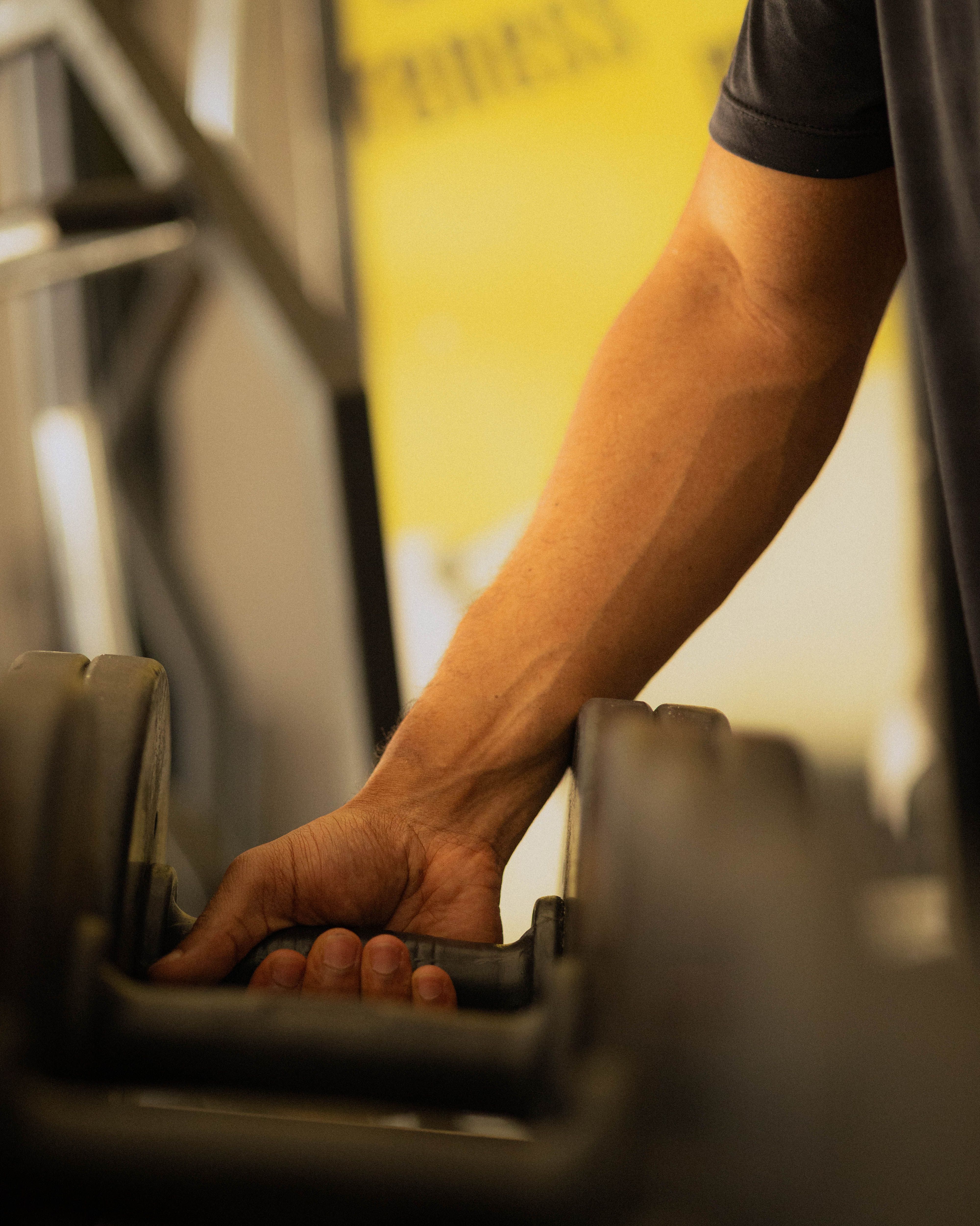 Sham ko gym mein sweat karna hi energy boost karta hai 🏋️‍♂️💪! Raat ki workout se hi strength aur fitness goals achieve hote hai #fitnessmotivation #gymlove #tolee
