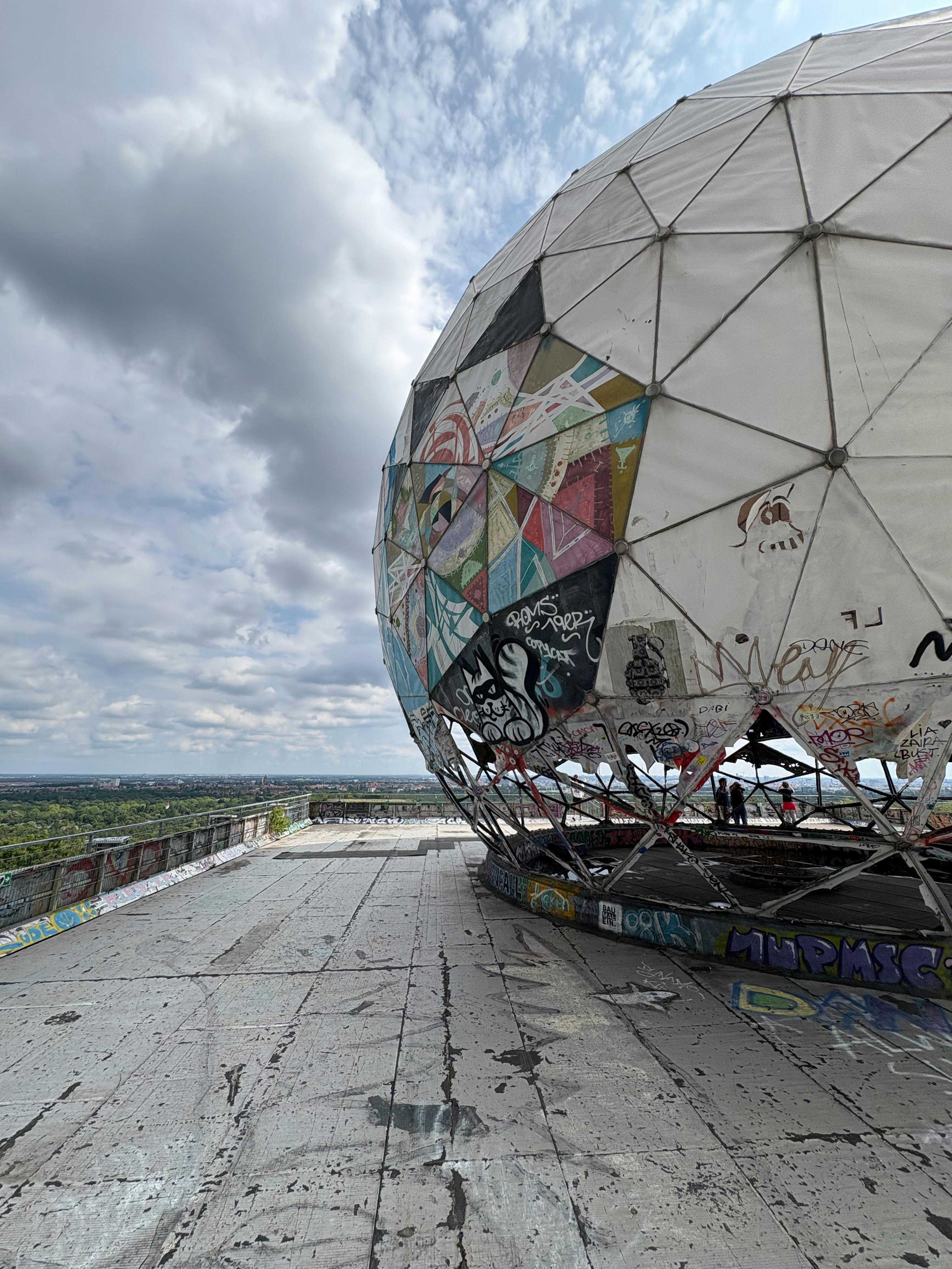 Gratis Sebuah kubah yang semarak dan dipenuhi grafiti di Teufelsberg, Berlin, menampilkan seni urban dan pemandangan kota. Foto Stok