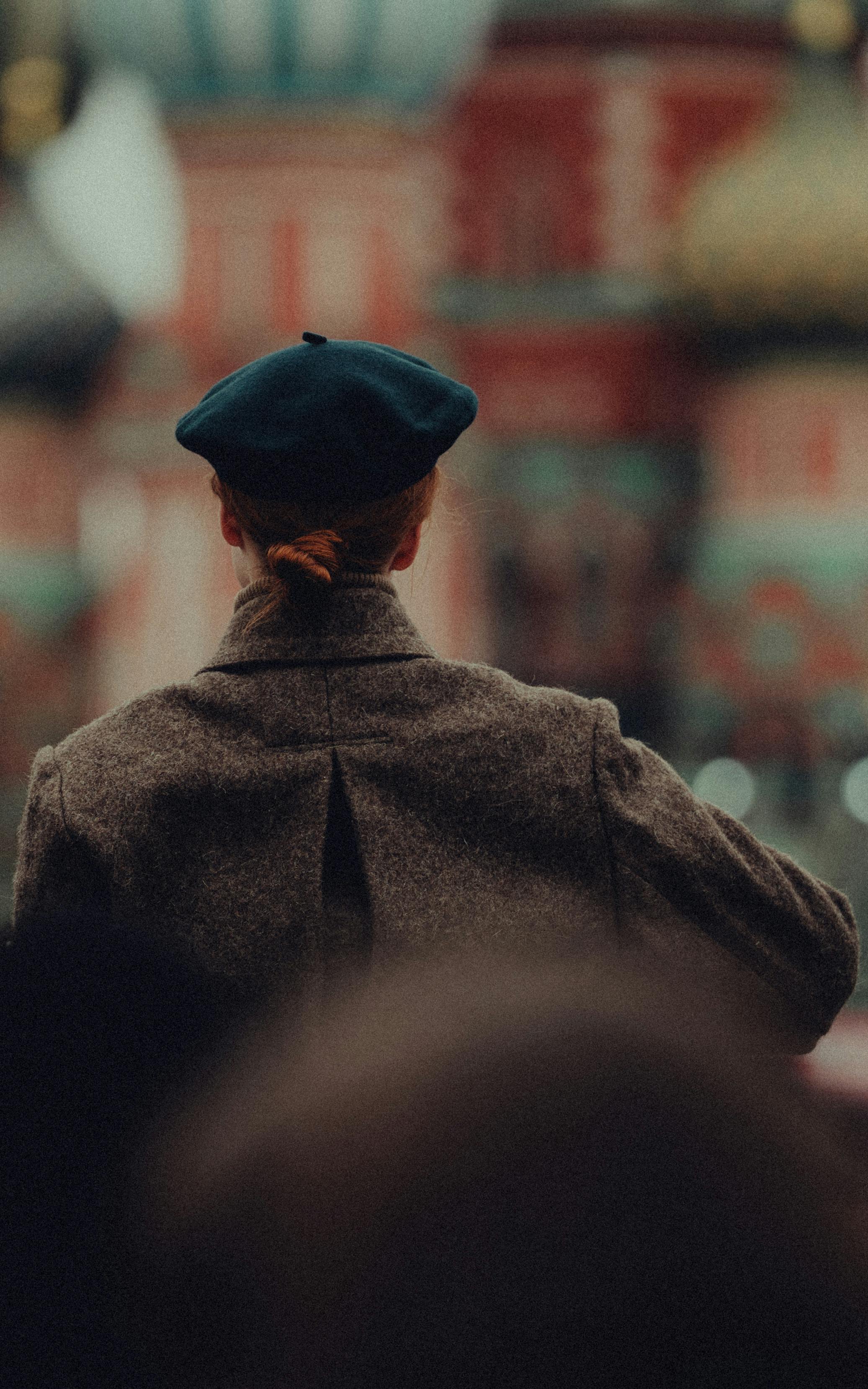 Ücretsiz Başında bere olan bir kadın, ünlü bir simge yapının önünde durarak moda ve kültürü sergiliyor. Stok Fotoğraflar