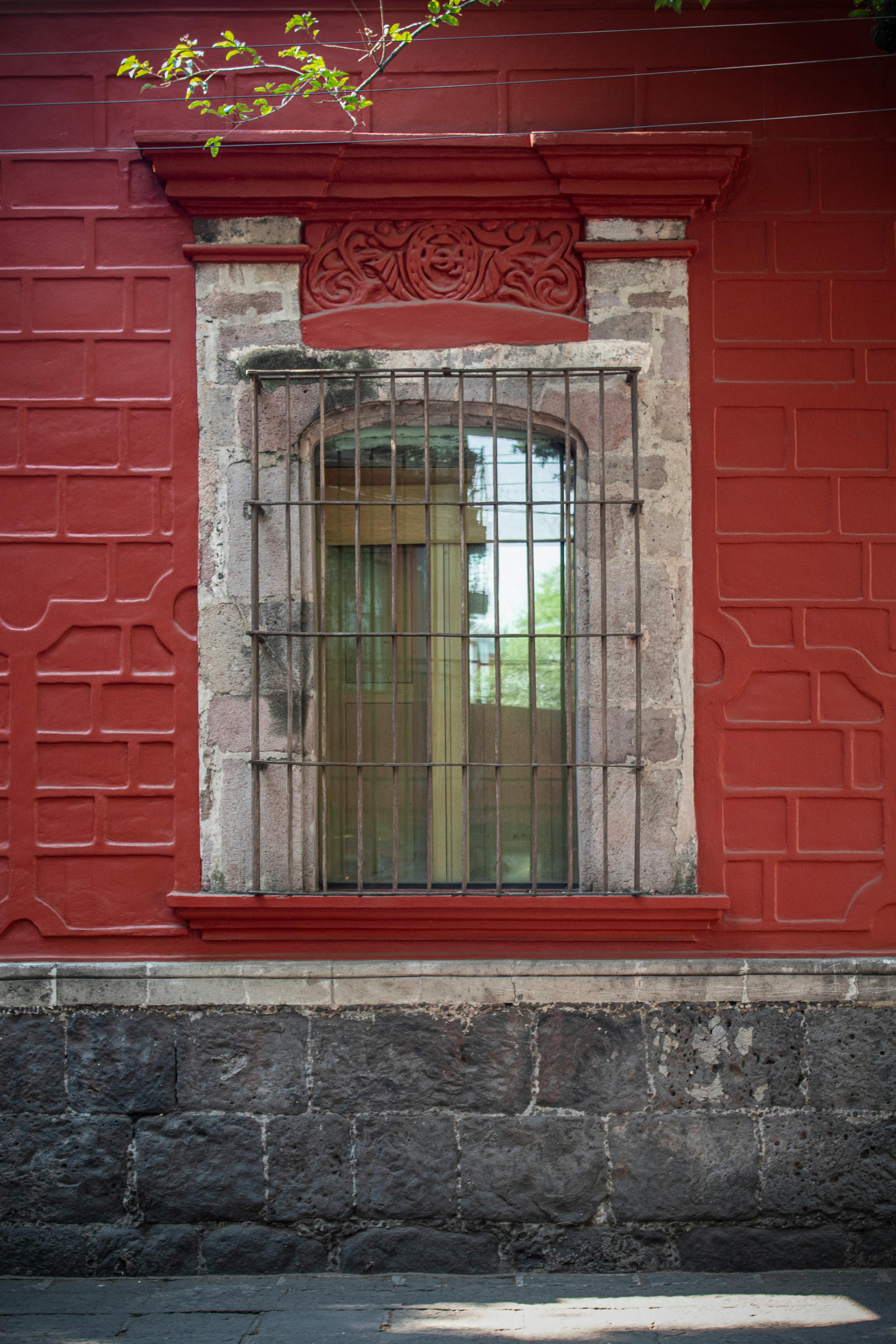 Gratuit Perete roșu texturat cu o fereastră tradițională cu gratii în Coyoacán, Mexico City. Fotografie de stoc