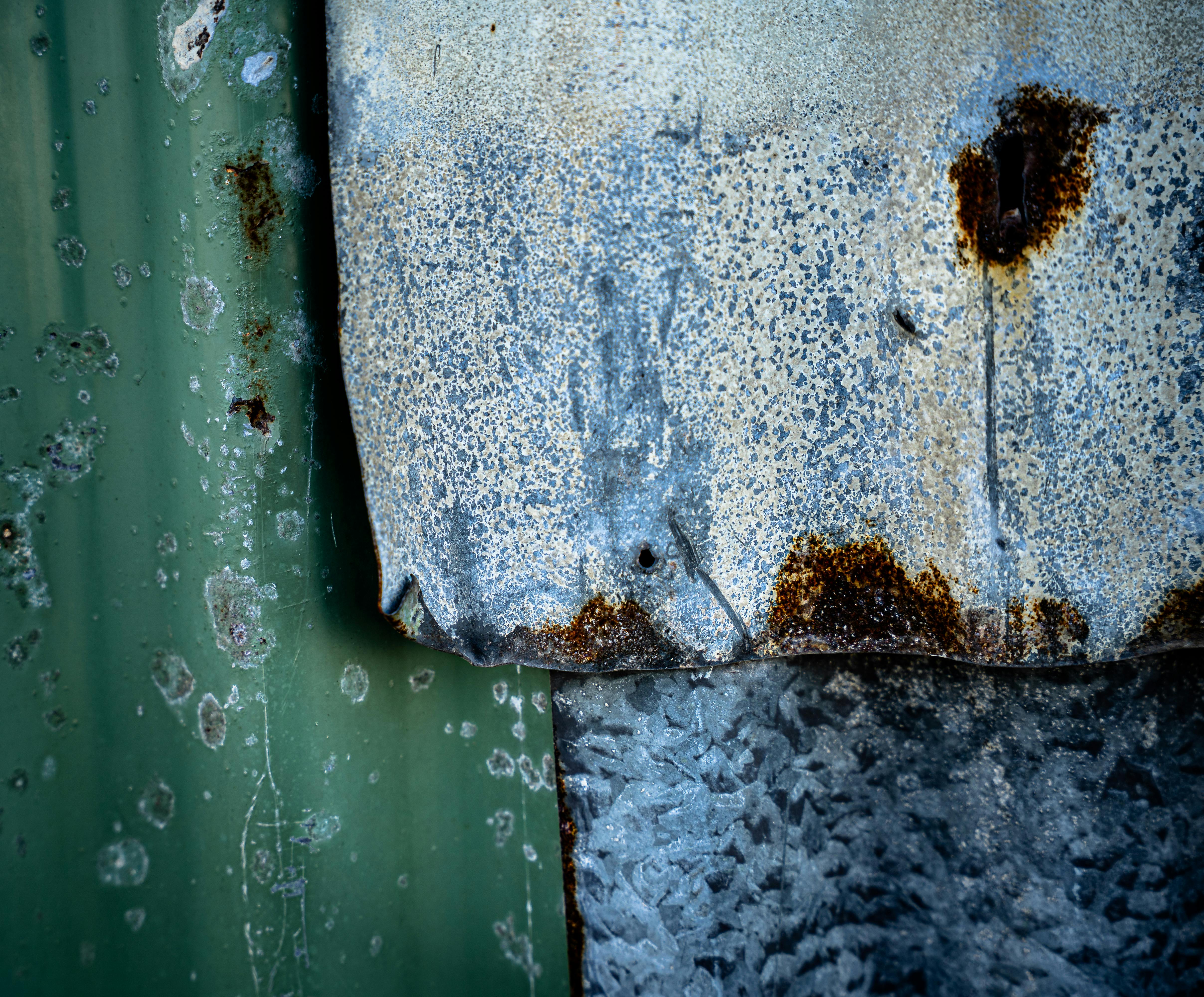 Δωρεάν Λεπτομερής υφή σκουριασμένου και φθαρμένου κυματοειδούς μετάλλου, που παρουσιάζει πατίνα και φθορά. Φωτογραφία από στοκ φωτογραφιών