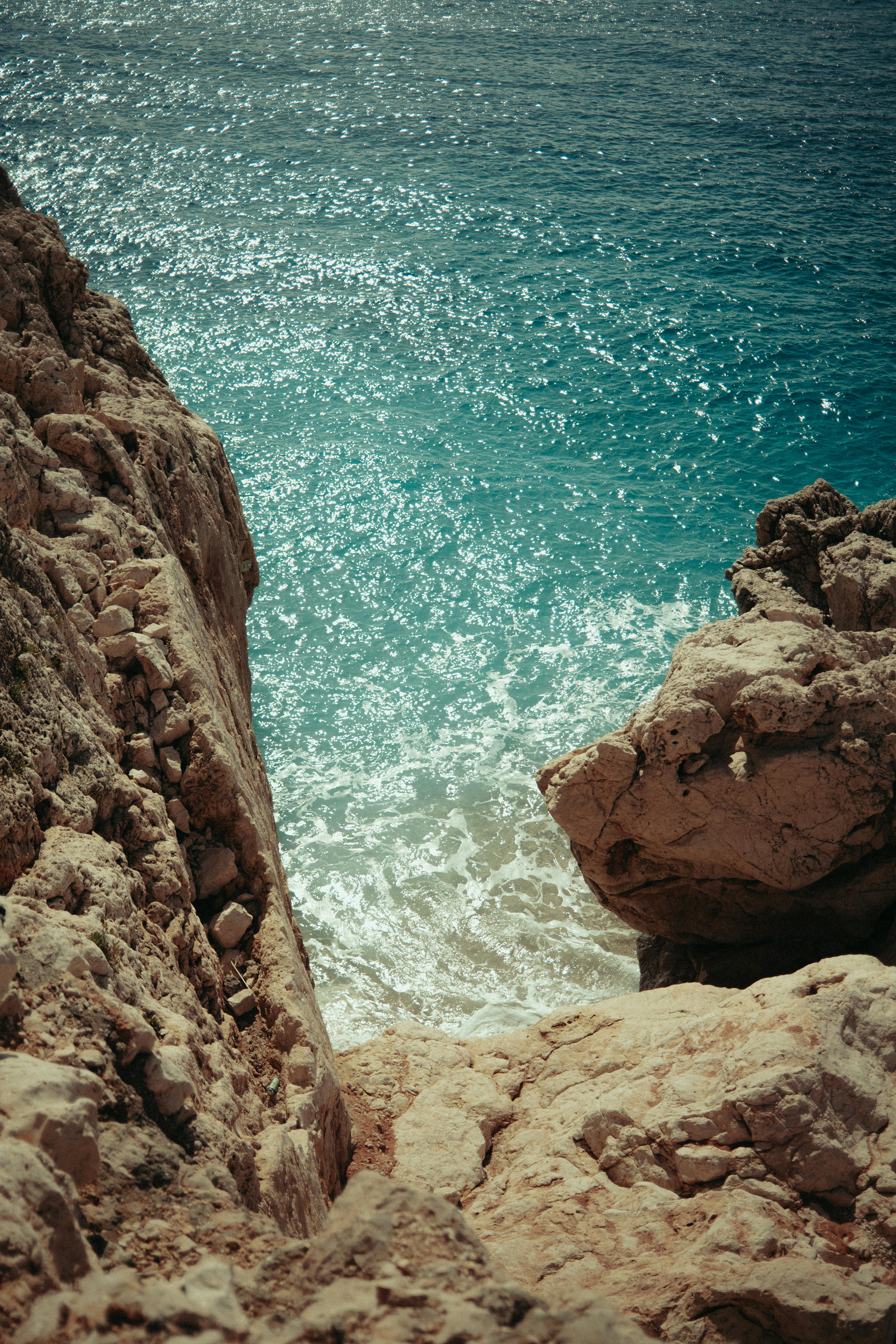 Δωρεάν Εκπληκτική θέα σε μια βραχώδη ακτογραμμή με καθαρά γαλαζοπράσινα νερά, ιδανική για θέματα φύσης και ταξιδιών. Φωτογραφία από στοκ φωτογραφιών