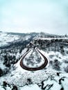 冬季，蜿蜒的山路穿过白雪皑皑的风景