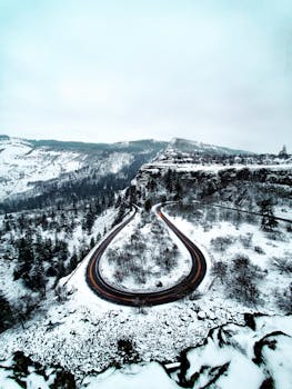 冬季，蜿蜒的山路穿过白雪皑皑的风景
