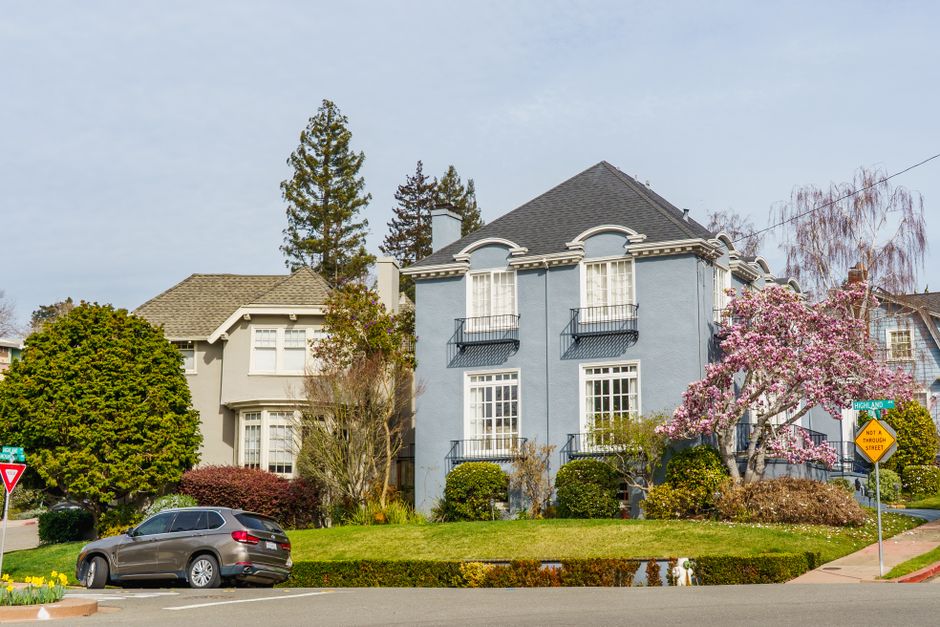 Wildwood neighborhood homes in Thousand Oaks showing family-friendly suburban architecture