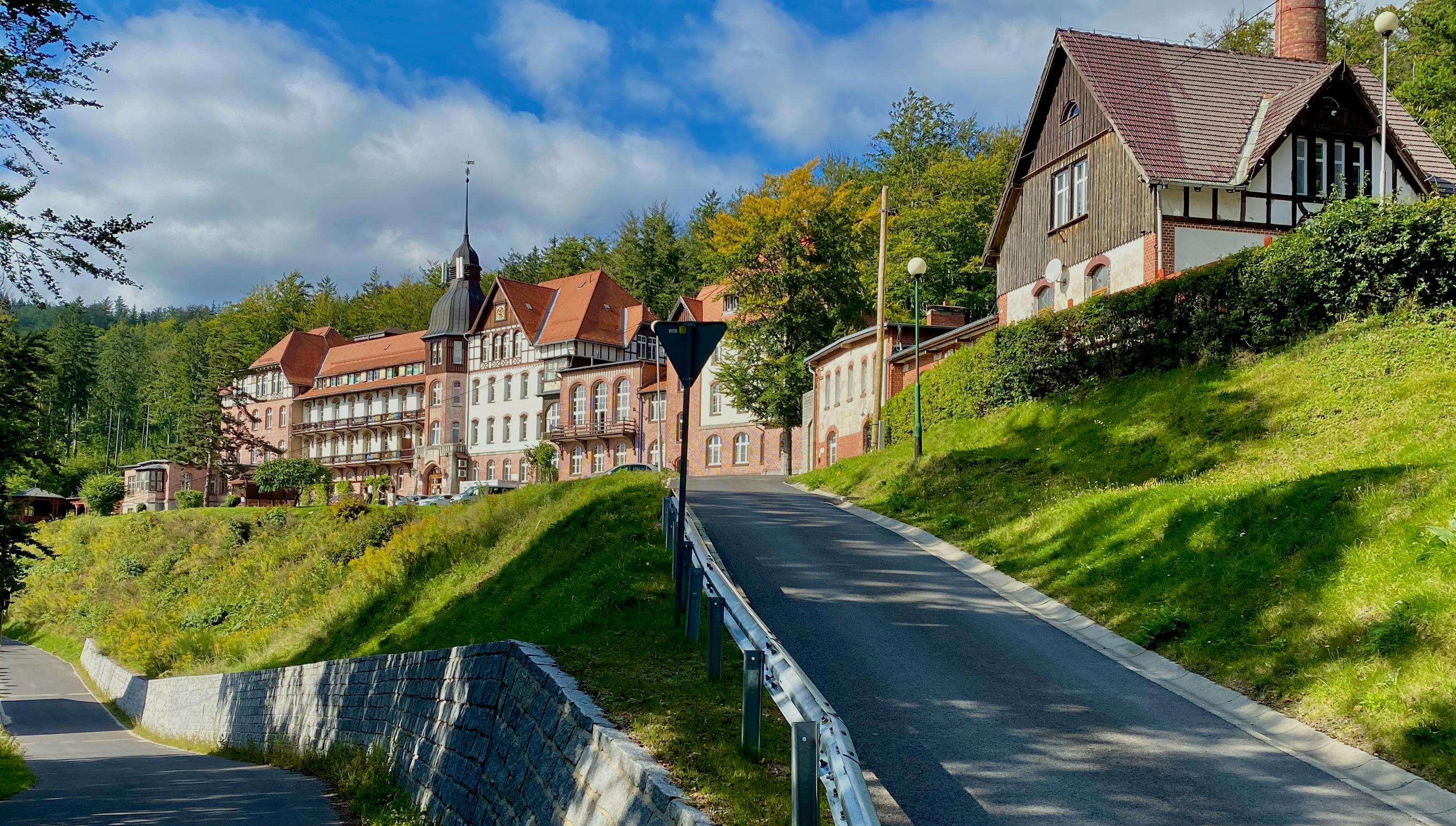 Miễn phí Tòa nhà lịch sử quyến rũ ở Szklarska Poręba, Ba Lan, với cây xanh tươi tốt trong một khung cảnh thanh bình. Ảnh lưu trữ