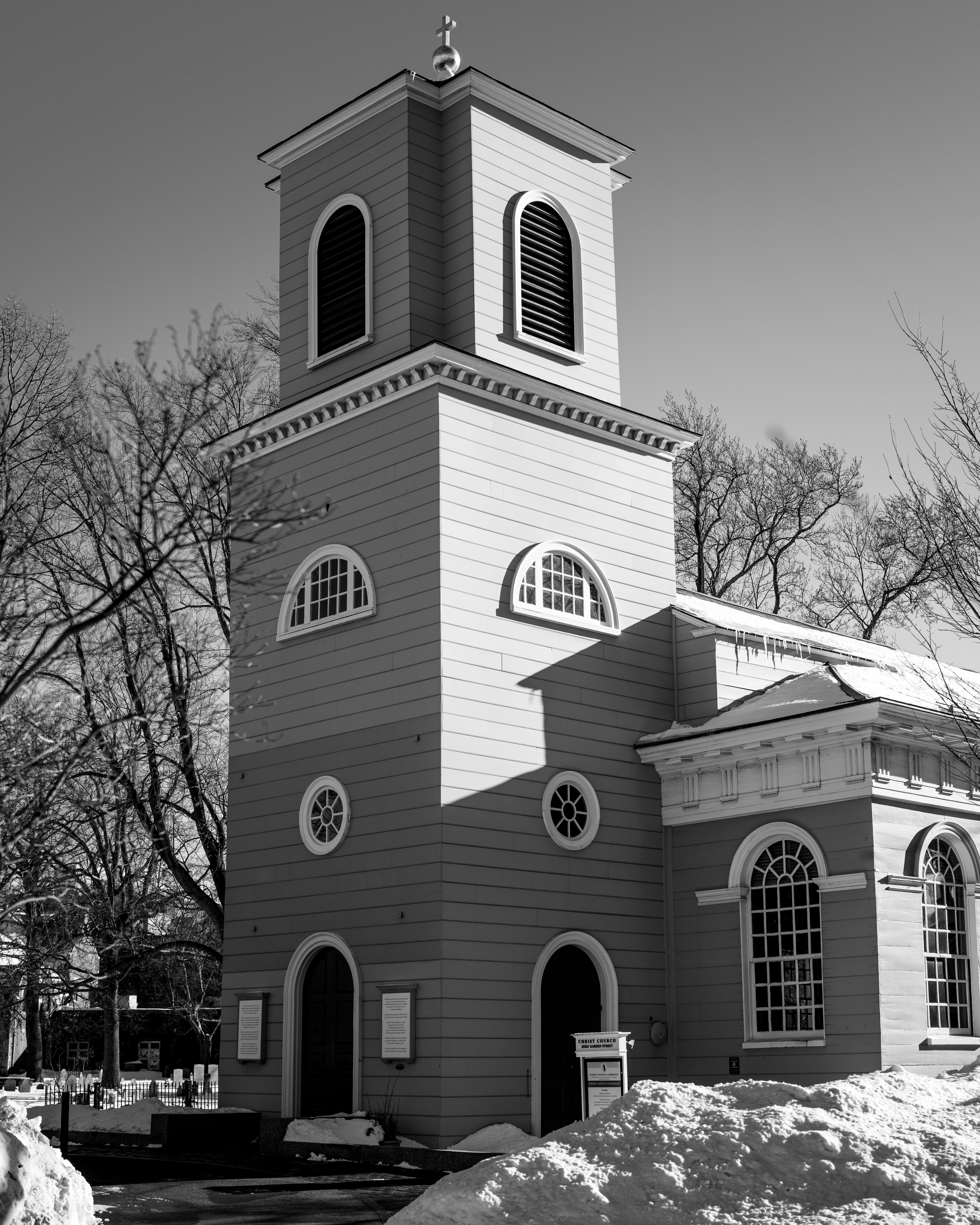 Miễn phí Ảnh đen trắng chụp một nhà thờ cổ kính ở Cambridge, Massachusetts, phủ đầy tuyết, vào ban ngày. Ảnh lưu trữ