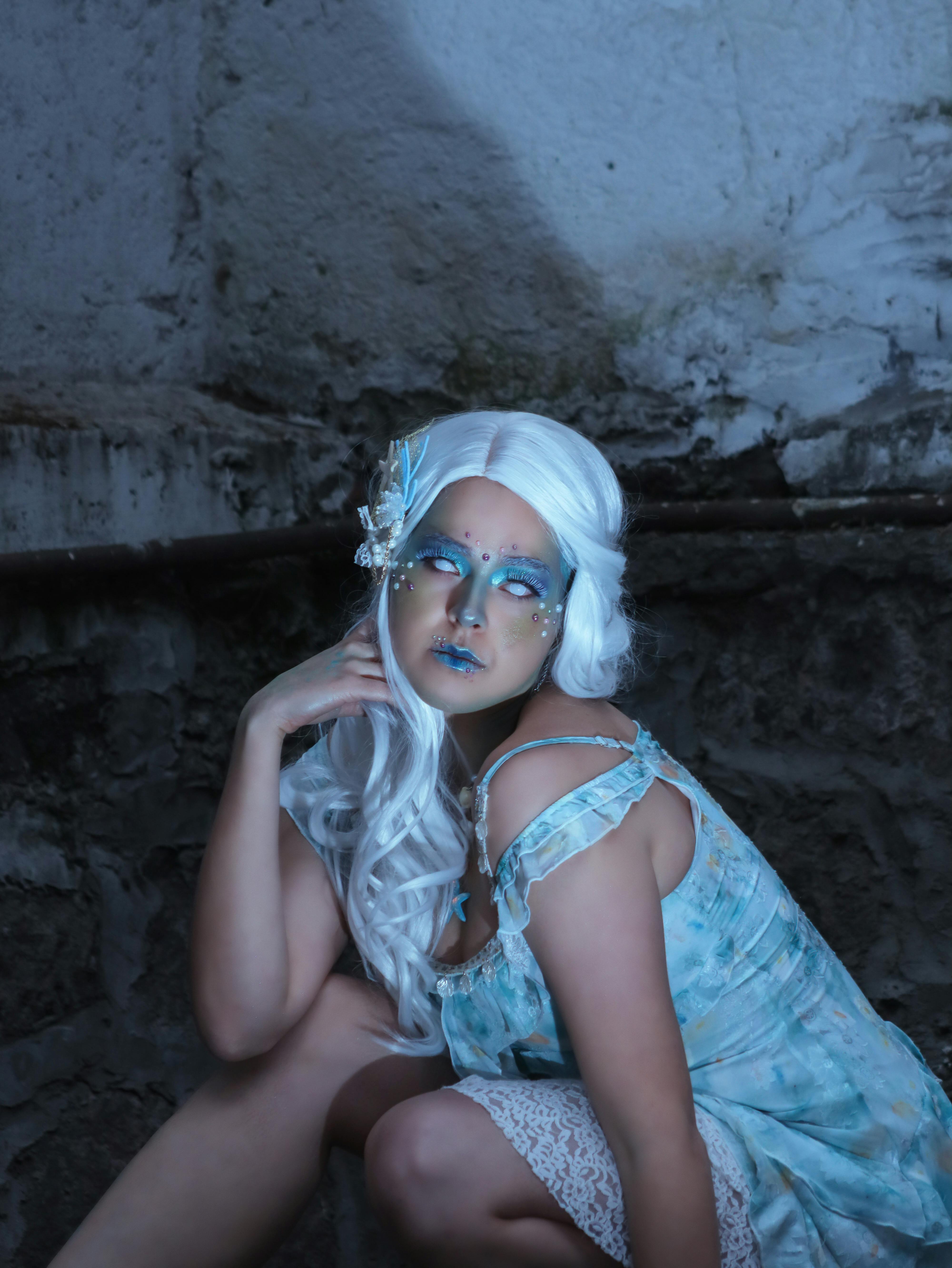 Free Elegant woman with striking makeup and white hair in a mystical setting in Mexico. Stock Photo
