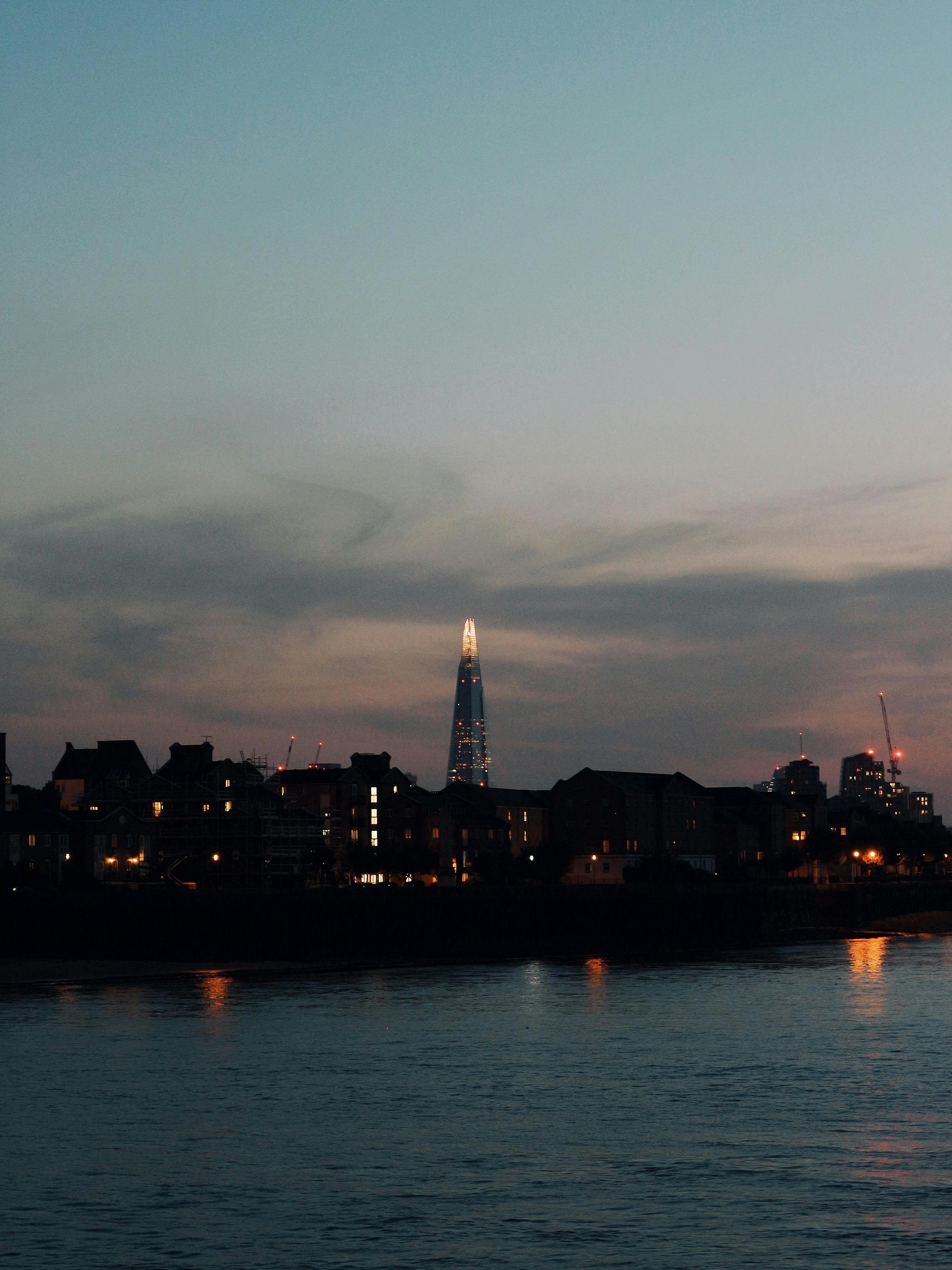 Δωρεάν Σαγηνευτική θέα του Shard στο λυκόφως και του ορίζοντα του Λονδίνου που αντανακλάται στον Τάμεση. Φωτογραφία από στοκ φωτογραφιών