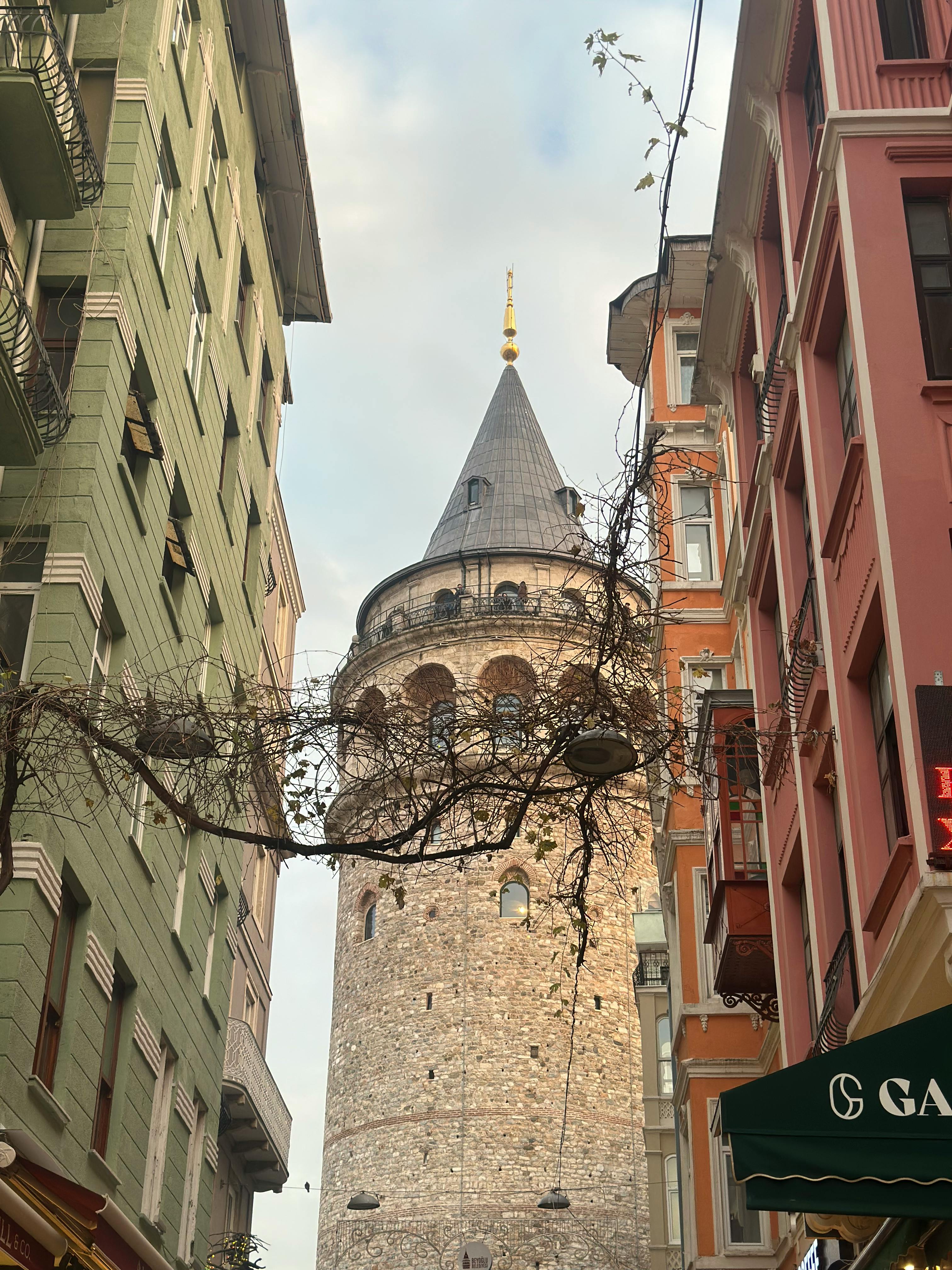 Miễn phí Hình ảnh biểu tượng của Tháp Galata được bao quanh bởi kiến ​​trúc đô thị đầy màu sắc ở Istanbul vào một ngày trời trong xanh. Ảnh lưu trữ