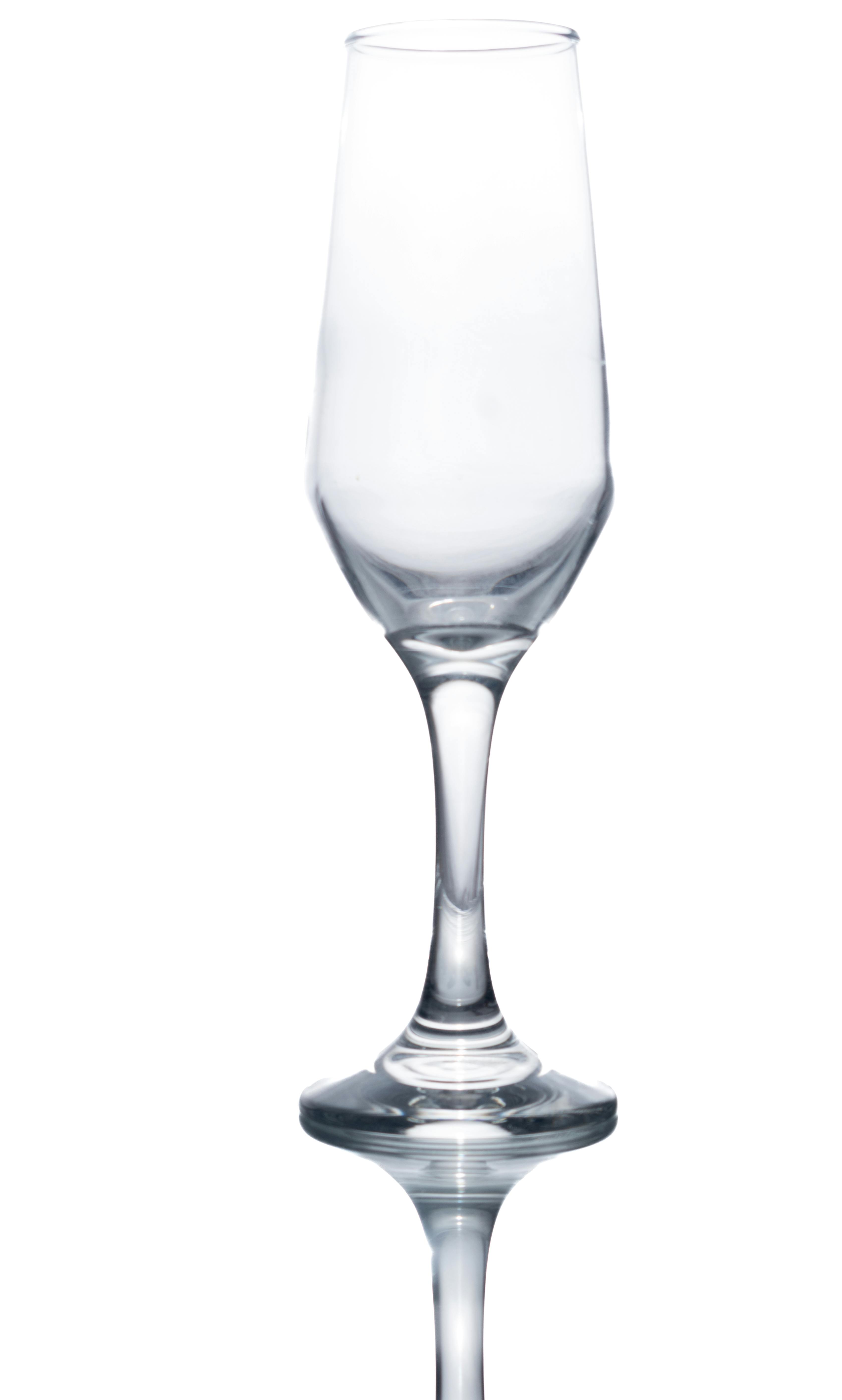 Miễn phí Hình ảnh tối giản của một chiếc ly rượu rỗng trong suốt với hình ảnh phản chiếu trên nền trắng. Ảnh lưu trữ