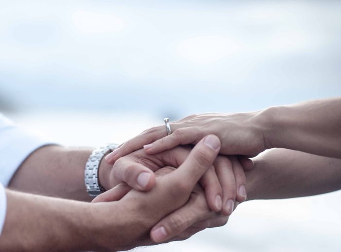 Online dating: starting a conversation on a niche platform