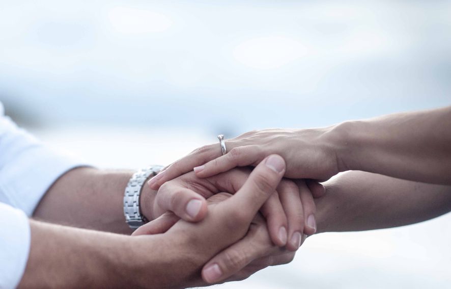 Online dating: starting a conversation on a niche platform