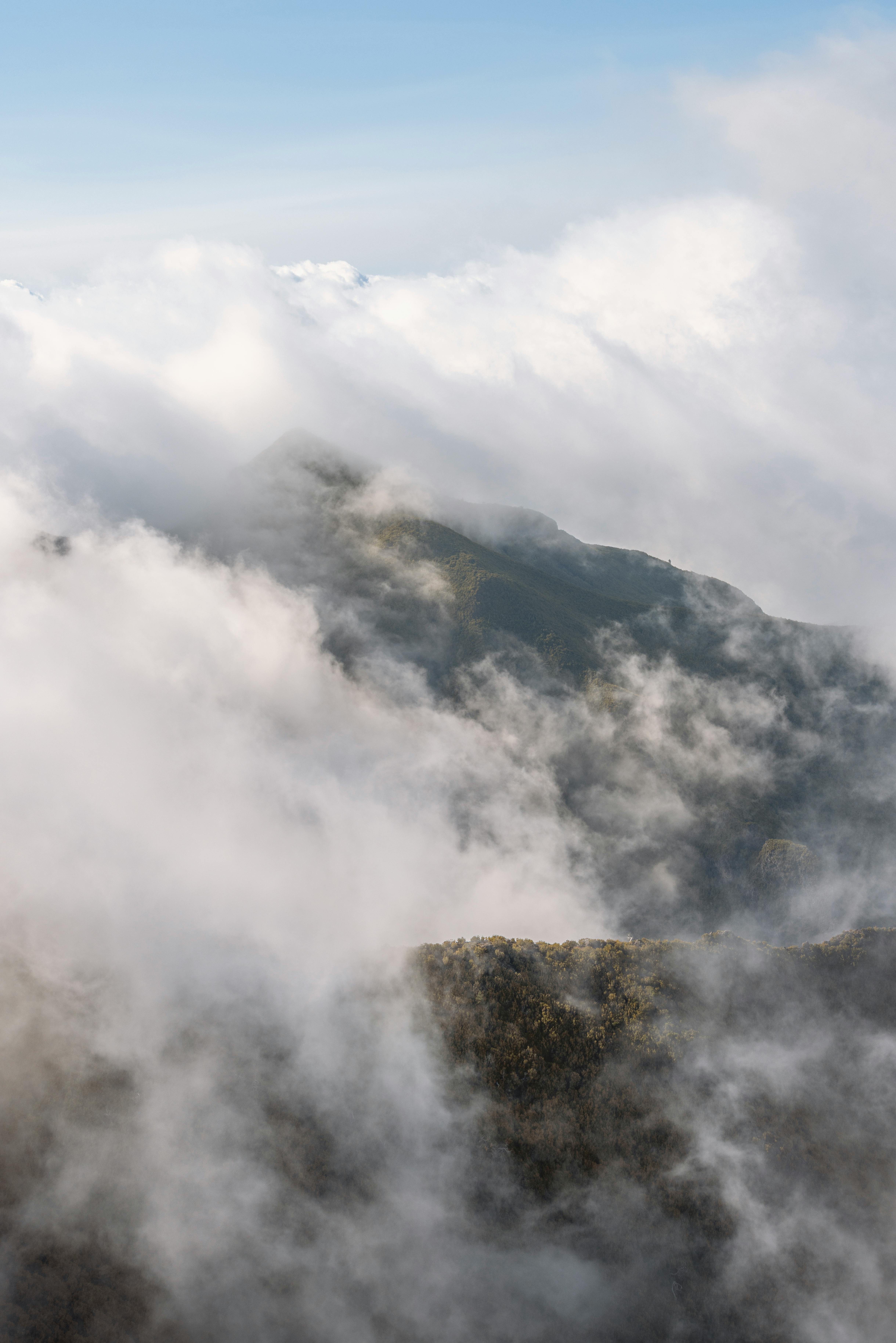 ingyenes Légifelvétel a felhőkkel borított, zord hegyekről Madeirán, Portugáliában. Stockfotó