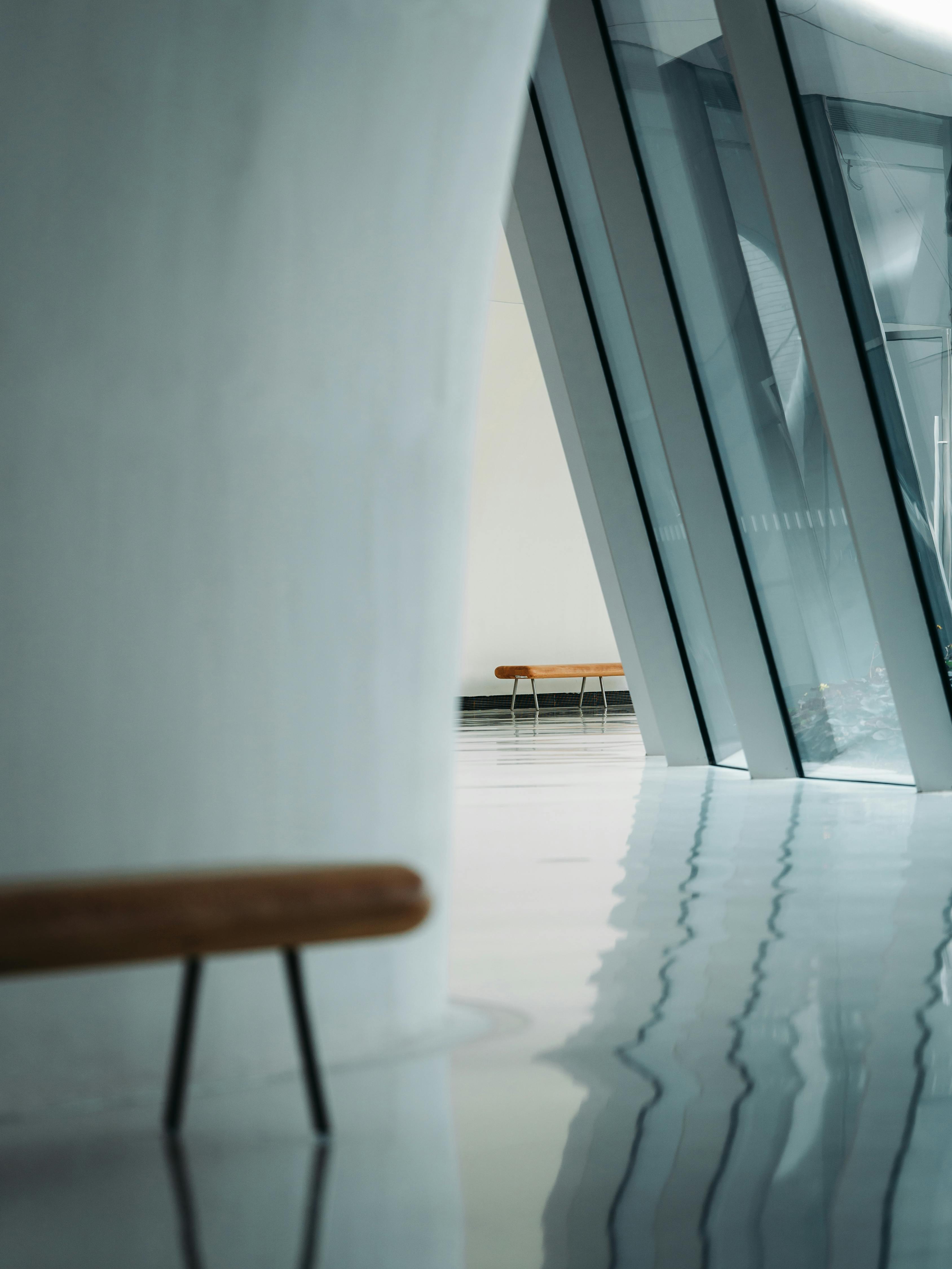 ฟรี การออกแบบภายในที่ทันสมัยและเรียบหรู โดดเด่นด้วยม้านั่งกระจกและไม้ทรงเหลี่ยม คลังภาพถ่าย