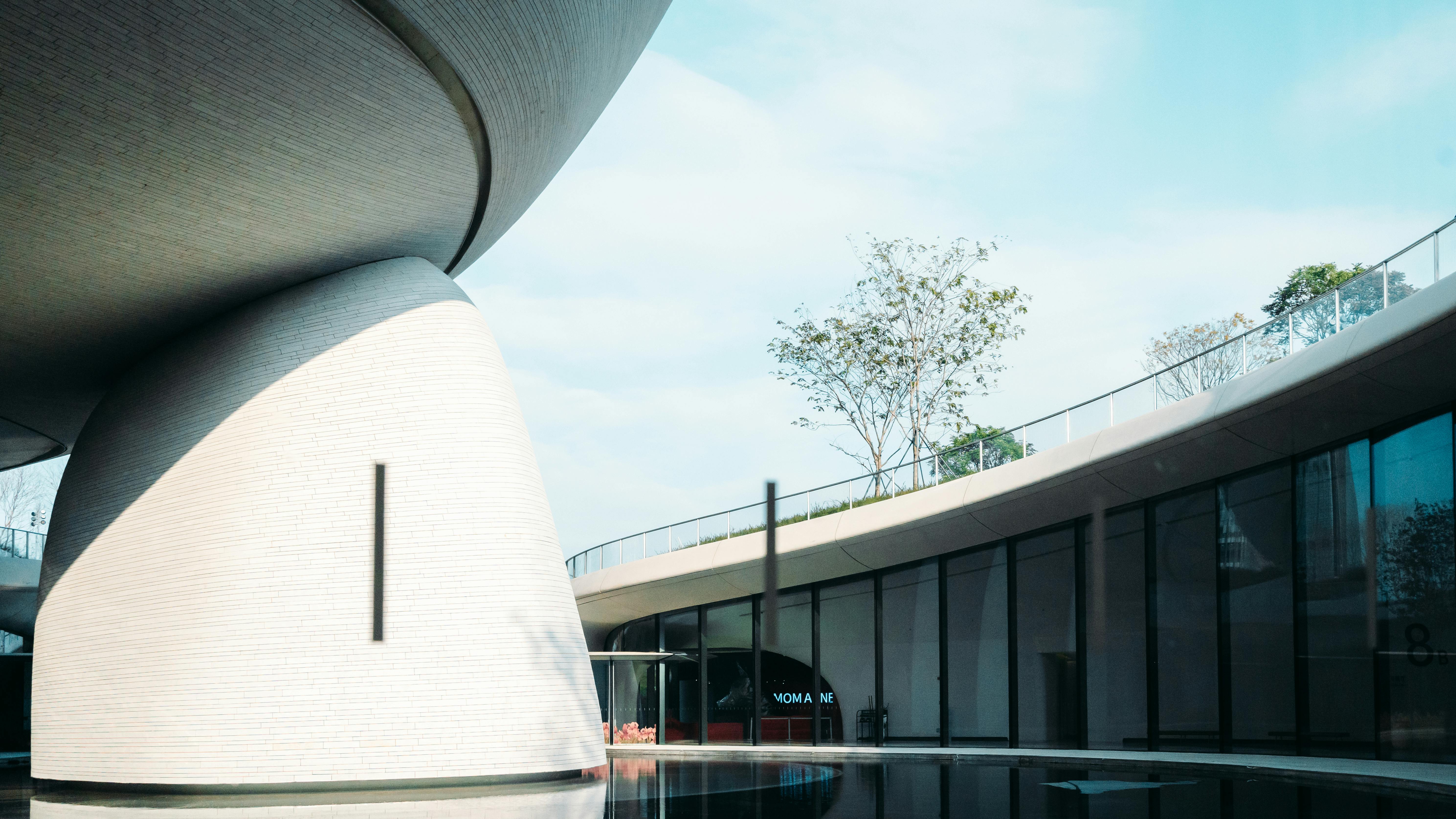 gratis Verbluffende moderne architectuur met strakke lijnen en een heldere hemel. Stockfoto